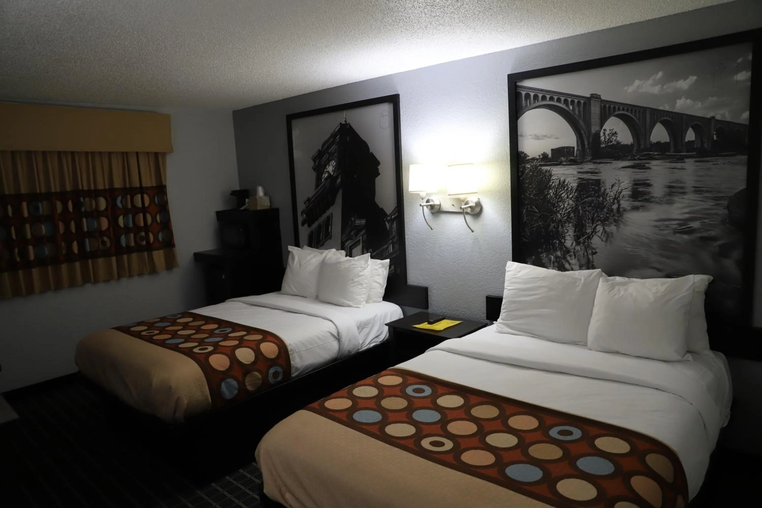 Bed in Super 8 by Wyndham Richmond Airport VA