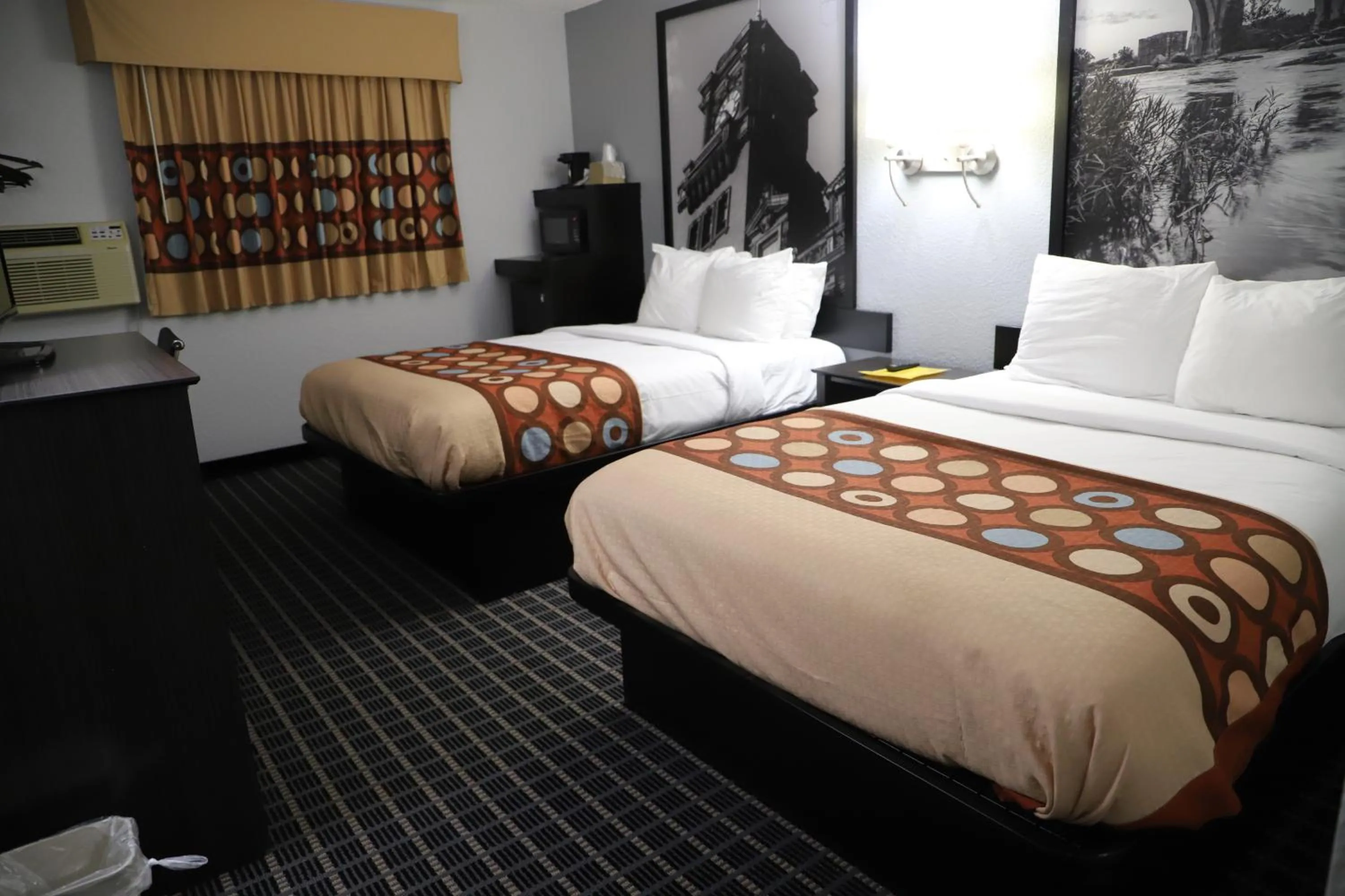 Photo of the whole room, Bed in Super 8 by Wyndham Richmond Airport VA