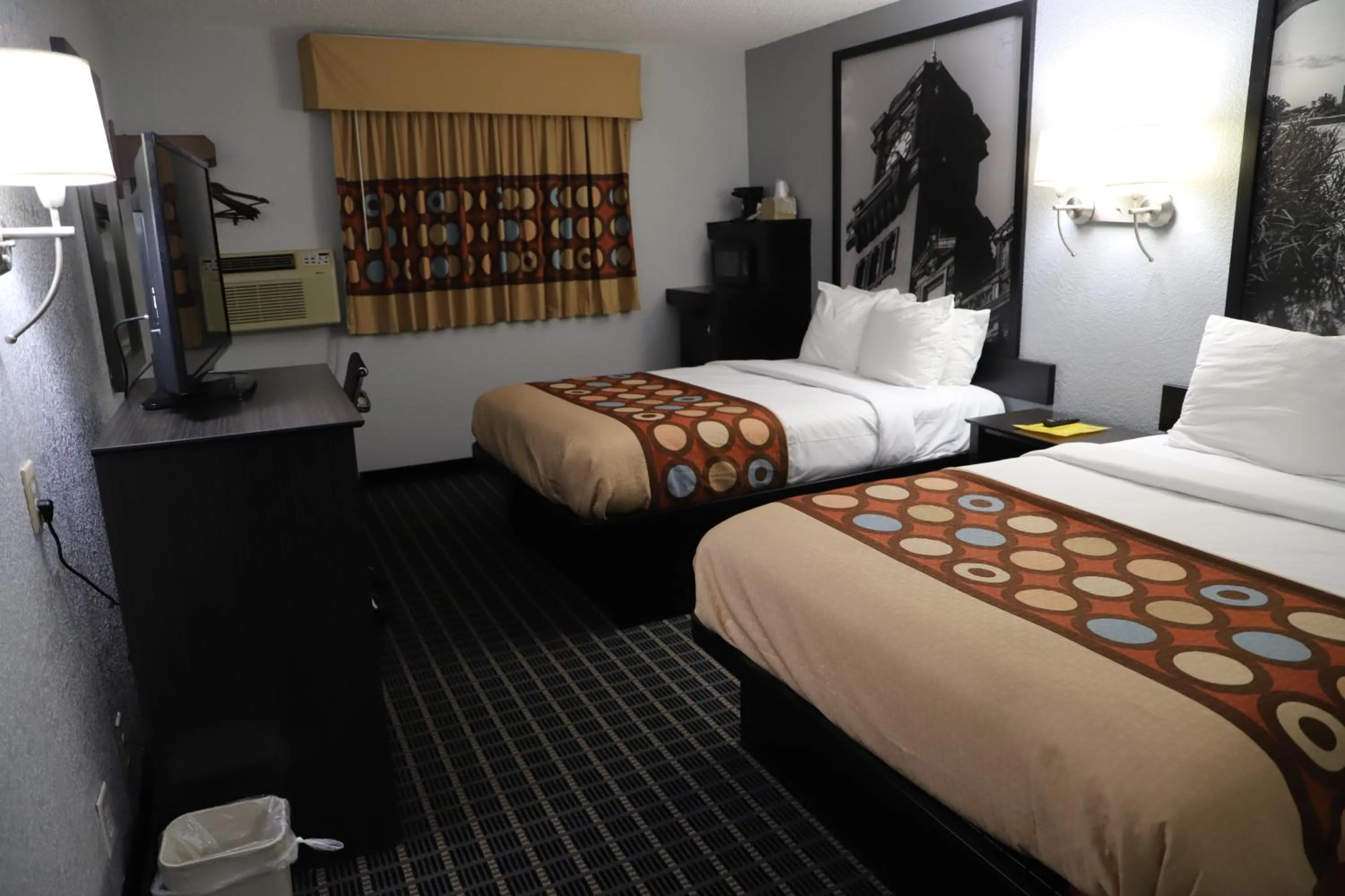 Bed in Super 8 by Wyndham Richmond Airport VA