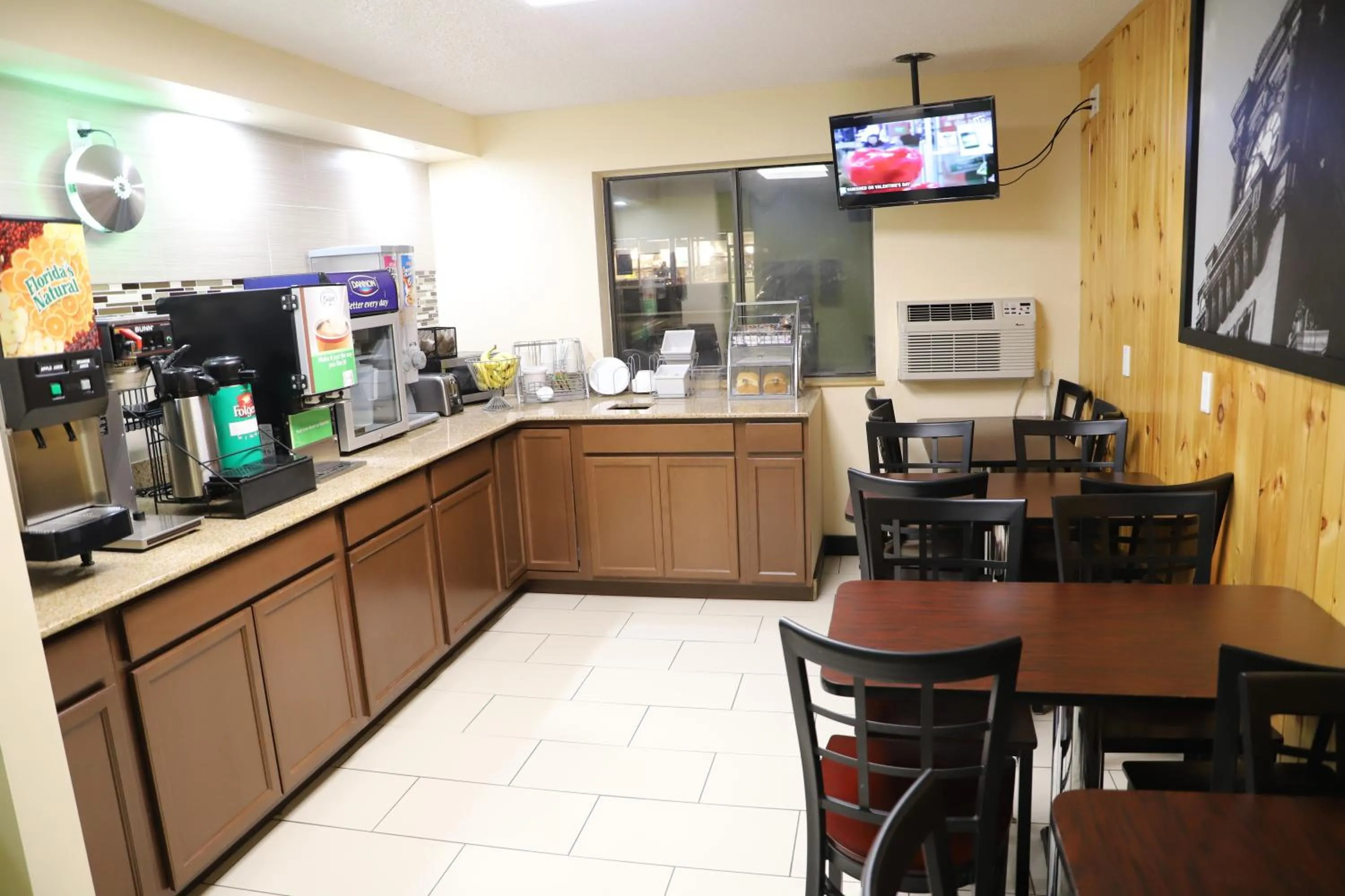 Restaurant/places to eat in Super 8 by Wyndham Richmond Airport VA