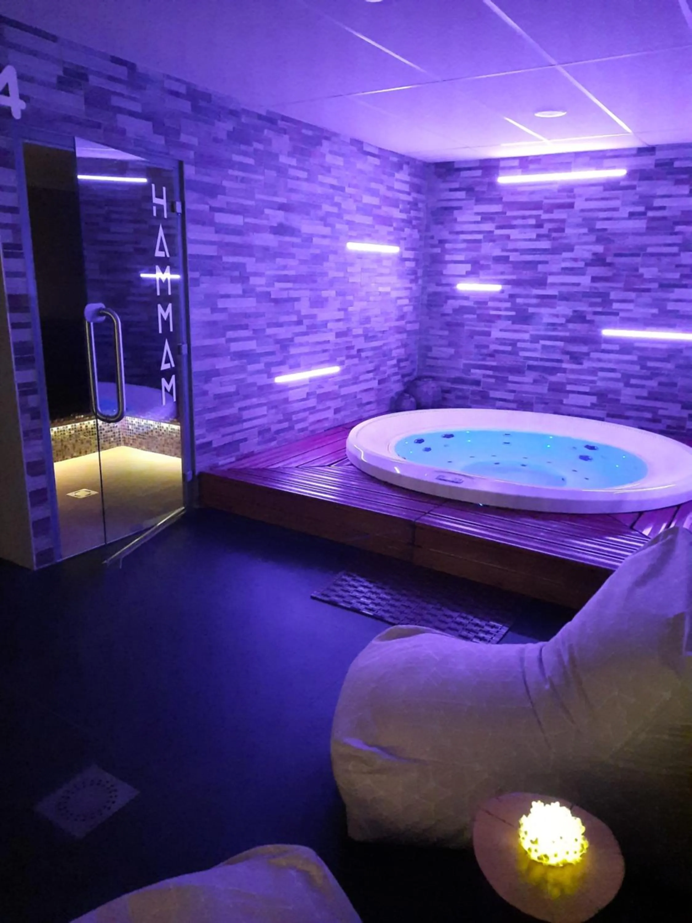Hot Tub in Kyriad Prestige Amiens Poulainville - Hotel and Spa