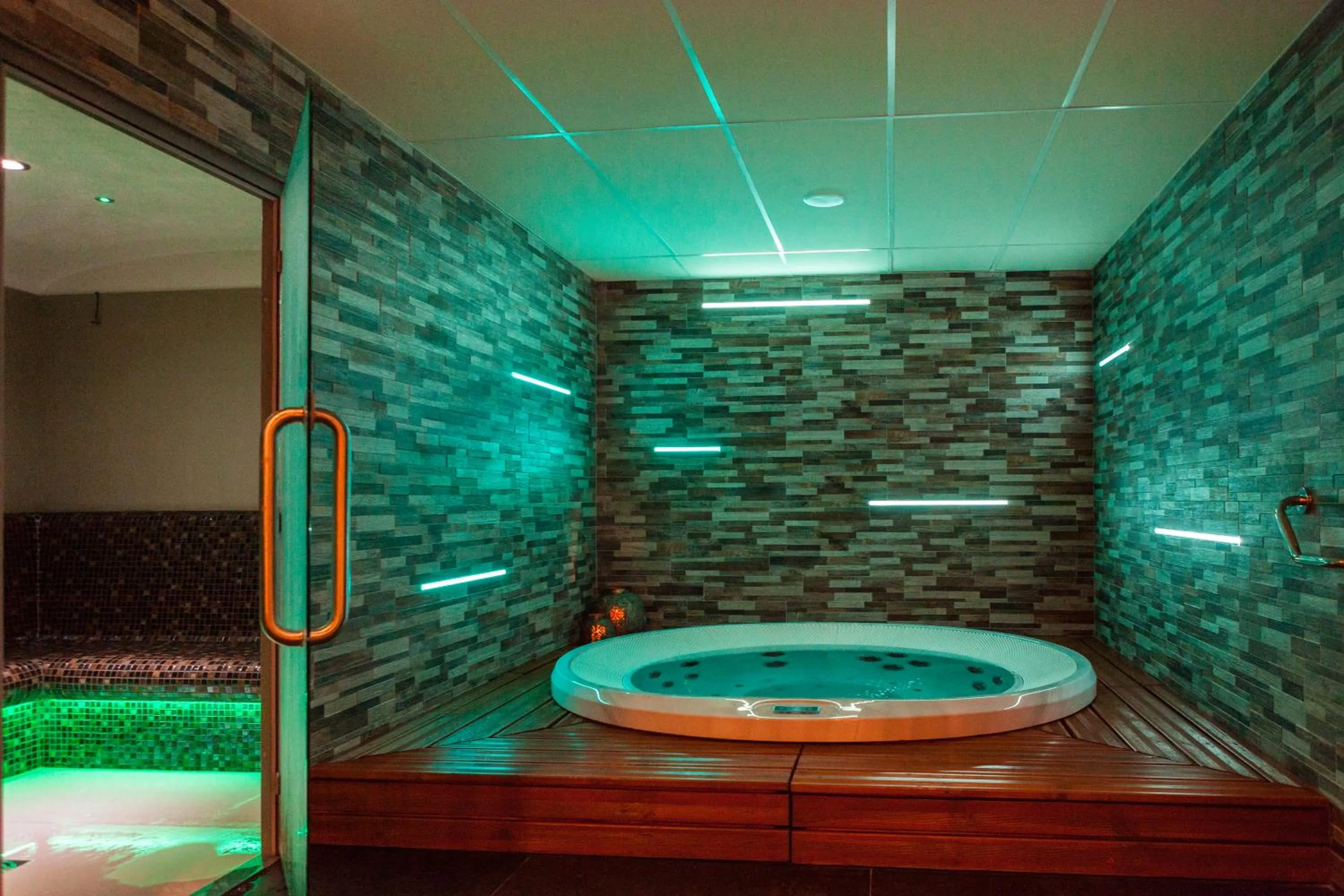 Hot Tub in Kyriad Prestige Amiens Poulainville - Hotel and Spa