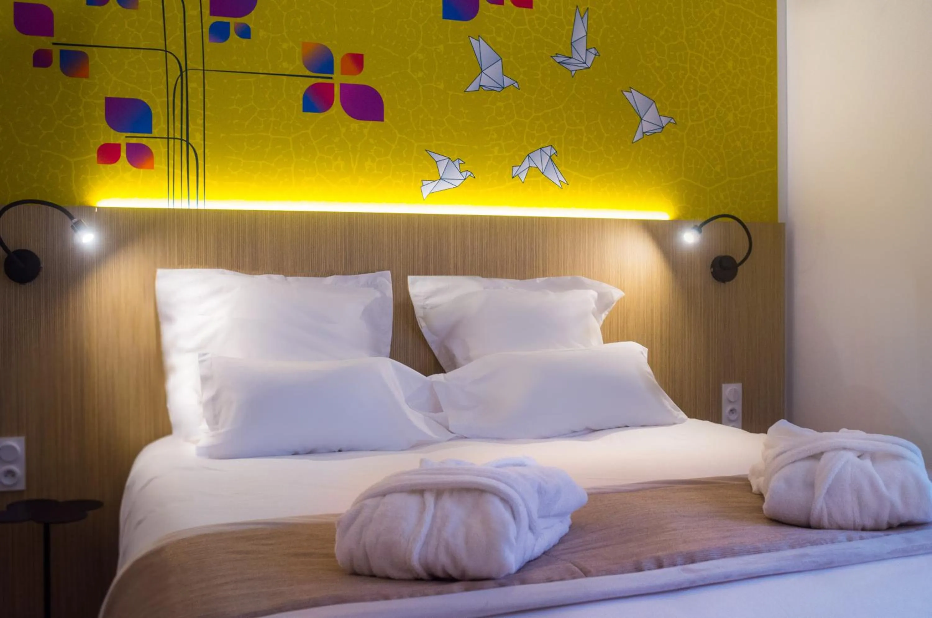 Facility for disabled guests, Bed in Kyriad Prestige Amiens Poulainville - Hotel and Spa