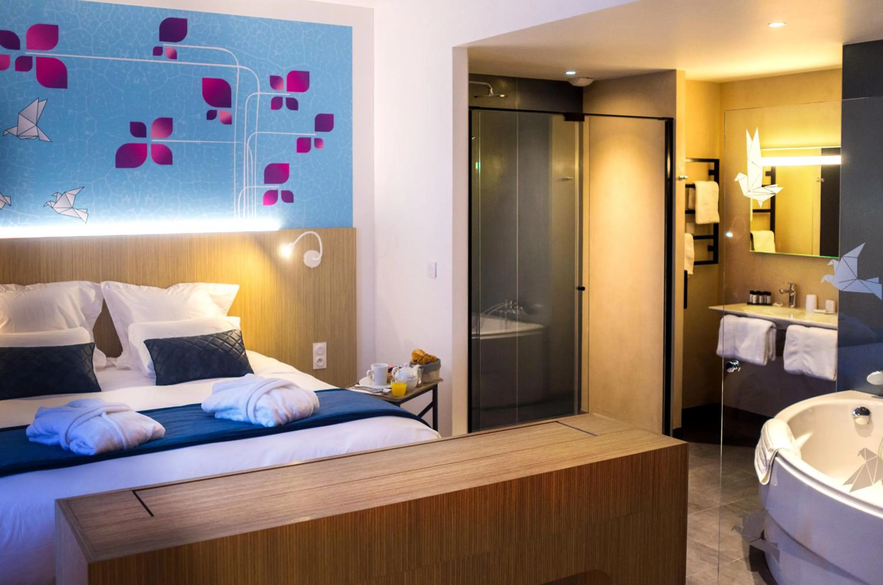 Shower, Bed in Kyriad Prestige Amiens Poulainville - Hotel and Spa