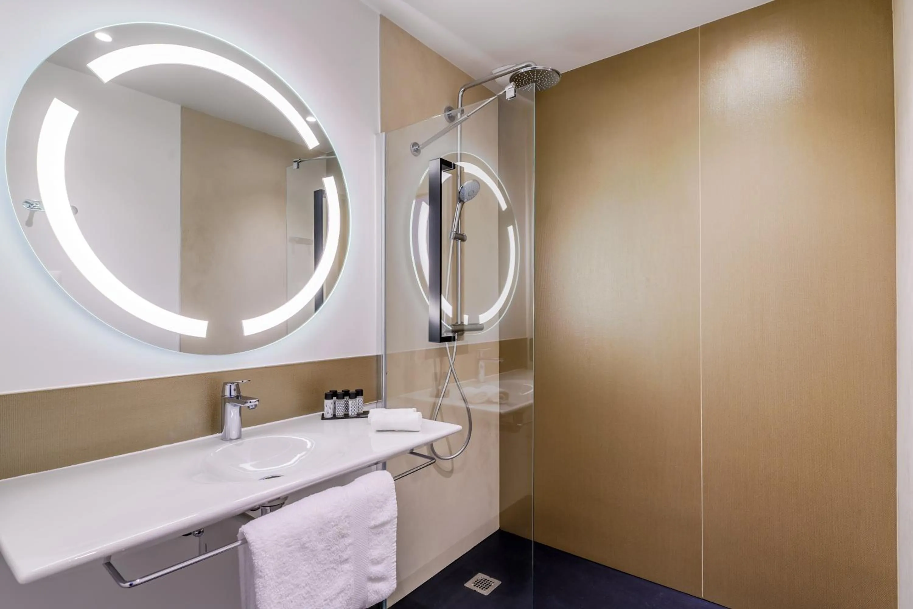 Bathroom in Kyriad Prestige Amiens Poulainville - Hotel and Spa