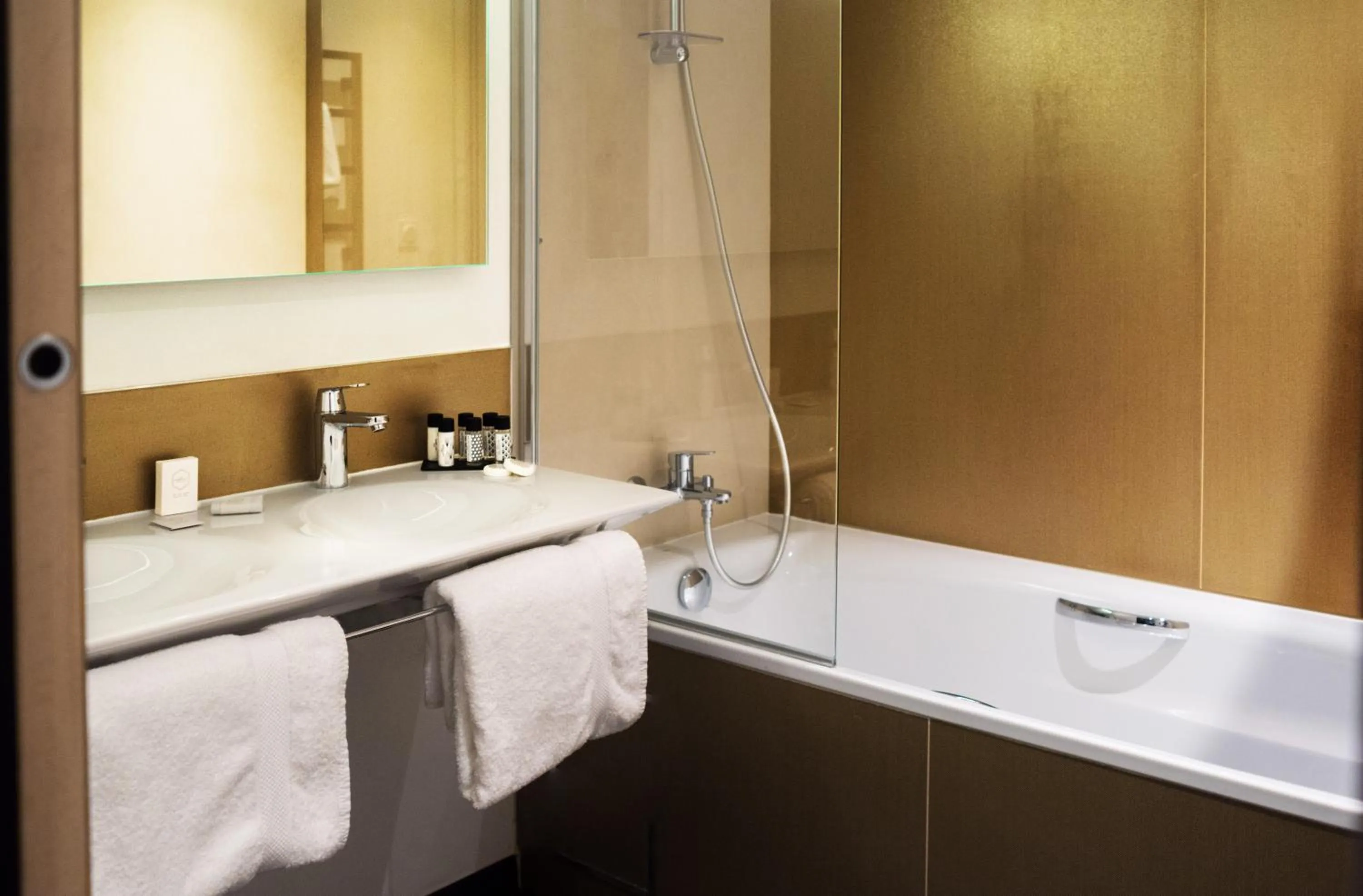 Bathroom in Kyriad Prestige Amiens Poulainville - Hotel and Spa