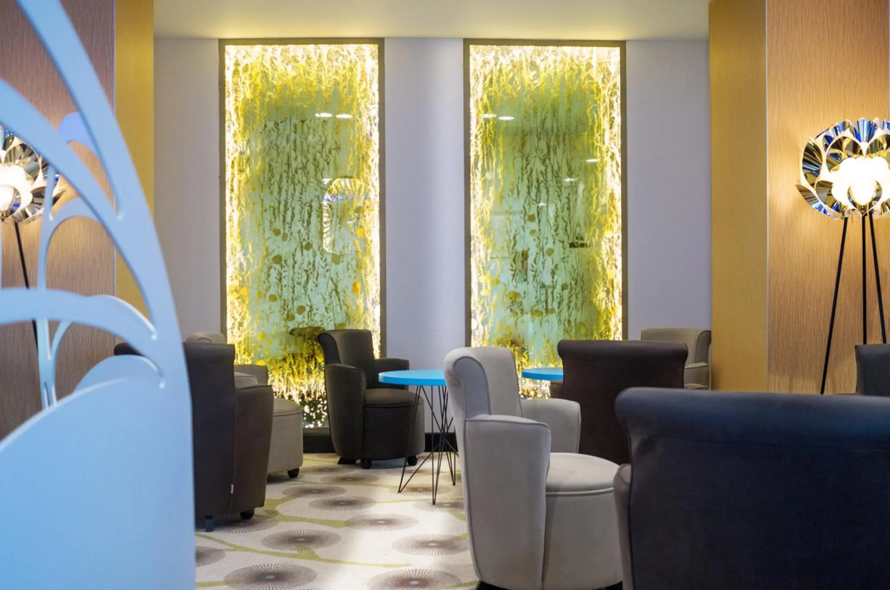 Lounge or bar in Kyriad Prestige Amiens Poulainville - Hotel and Spa Lounge or bar in Kyriad Prestige Amiens Poulainville - Hotel and Spa