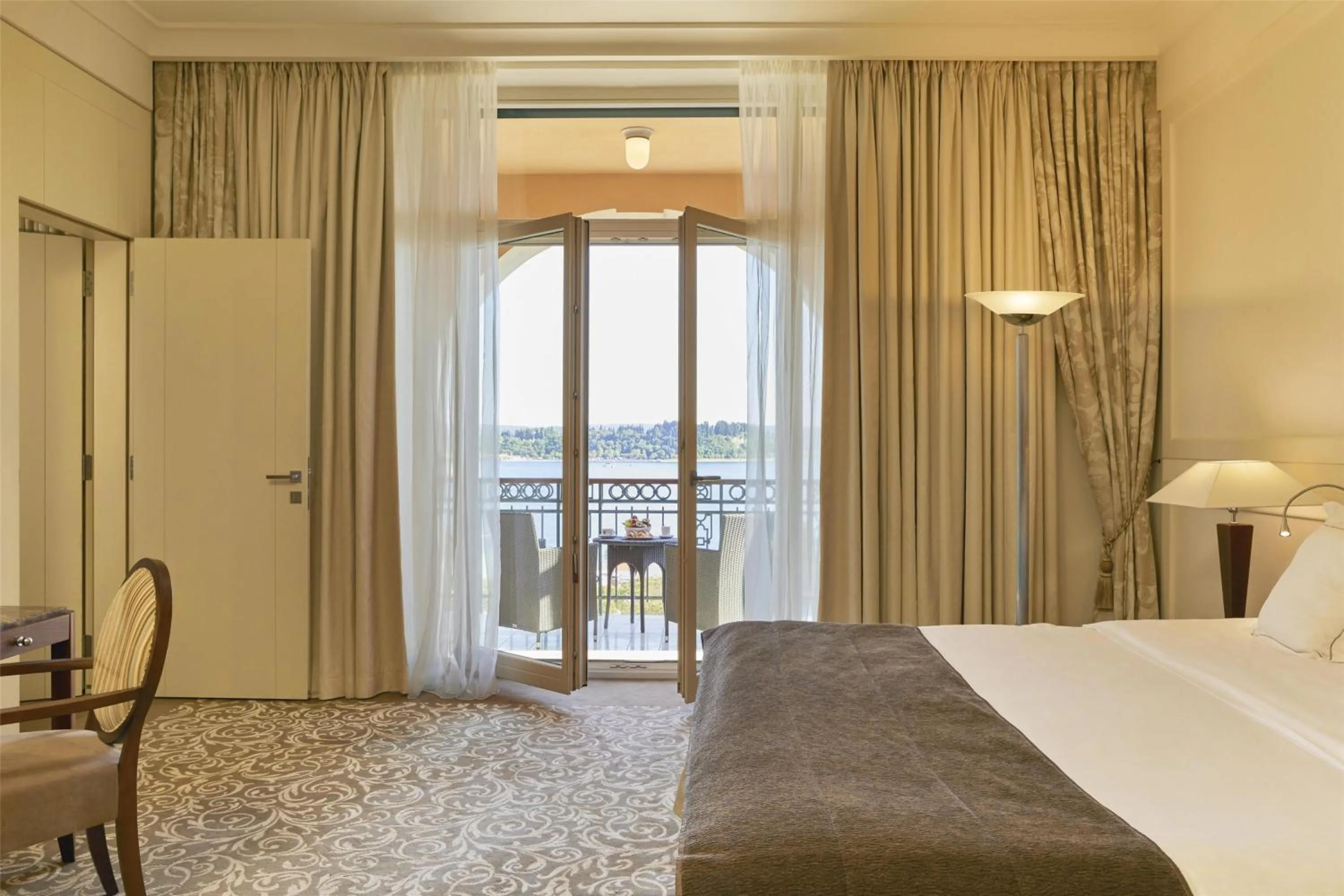 Photo of the whole room, Bed in Hotel Kempinski Palace Portorož