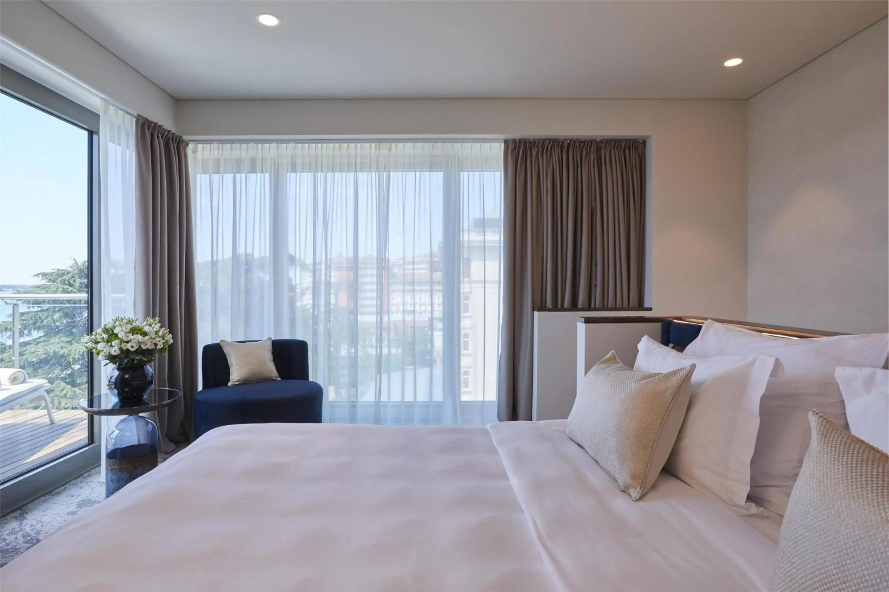 Photo of the whole room, Bed in Hotel Kempinski Palace Portorož