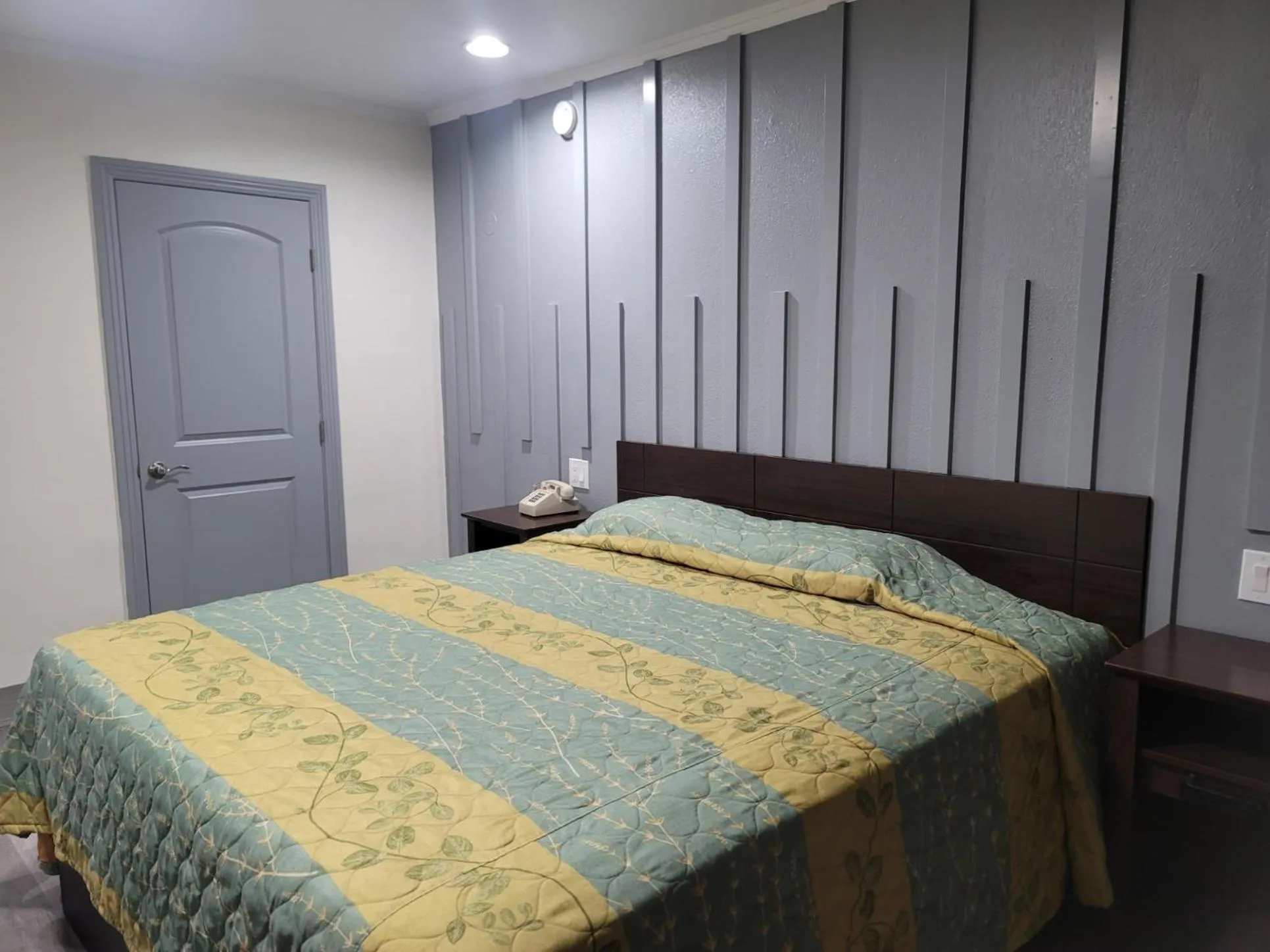 Bed in Whittier Travel Inn