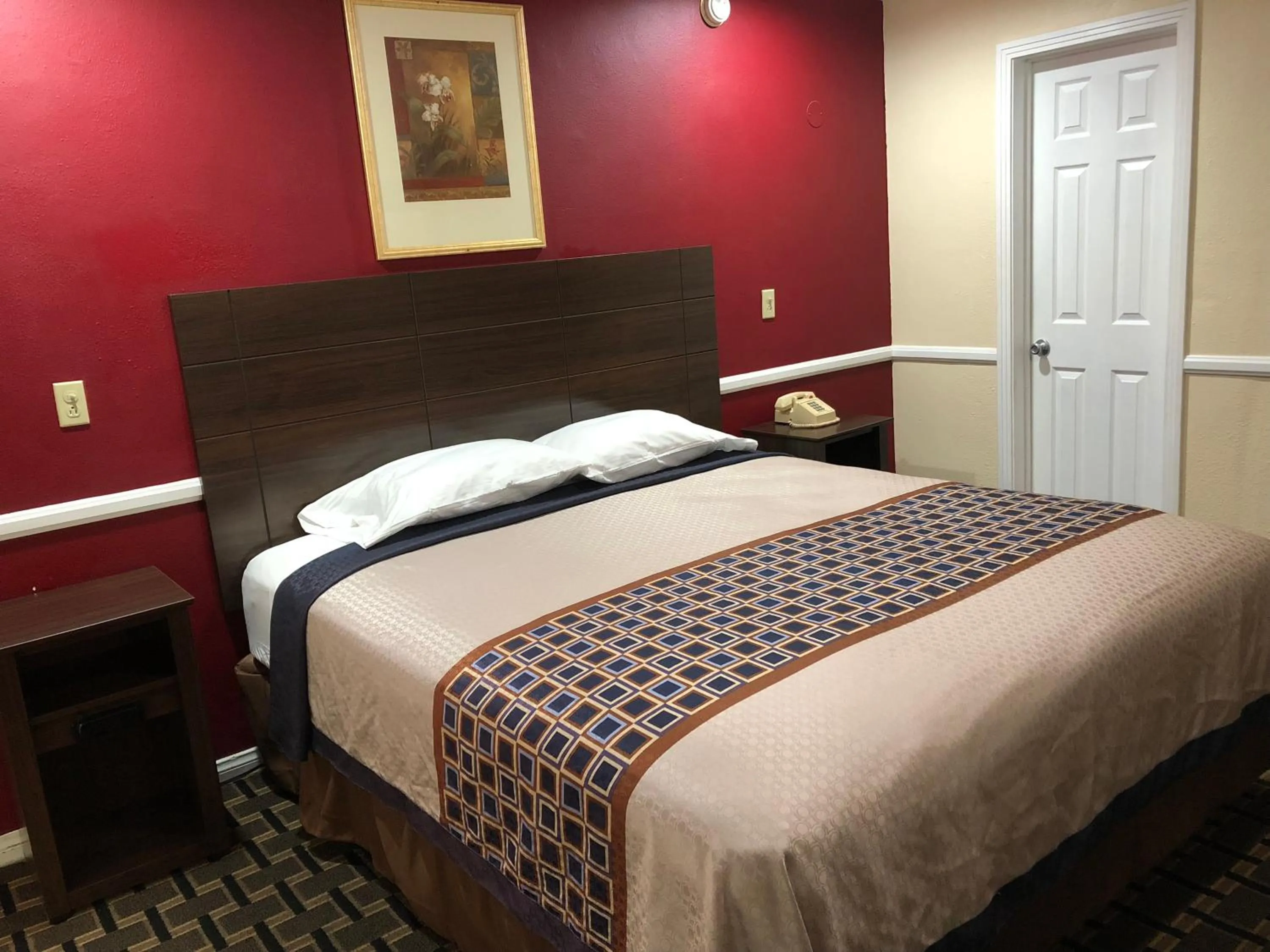 Bed in Whittier Travel Inn