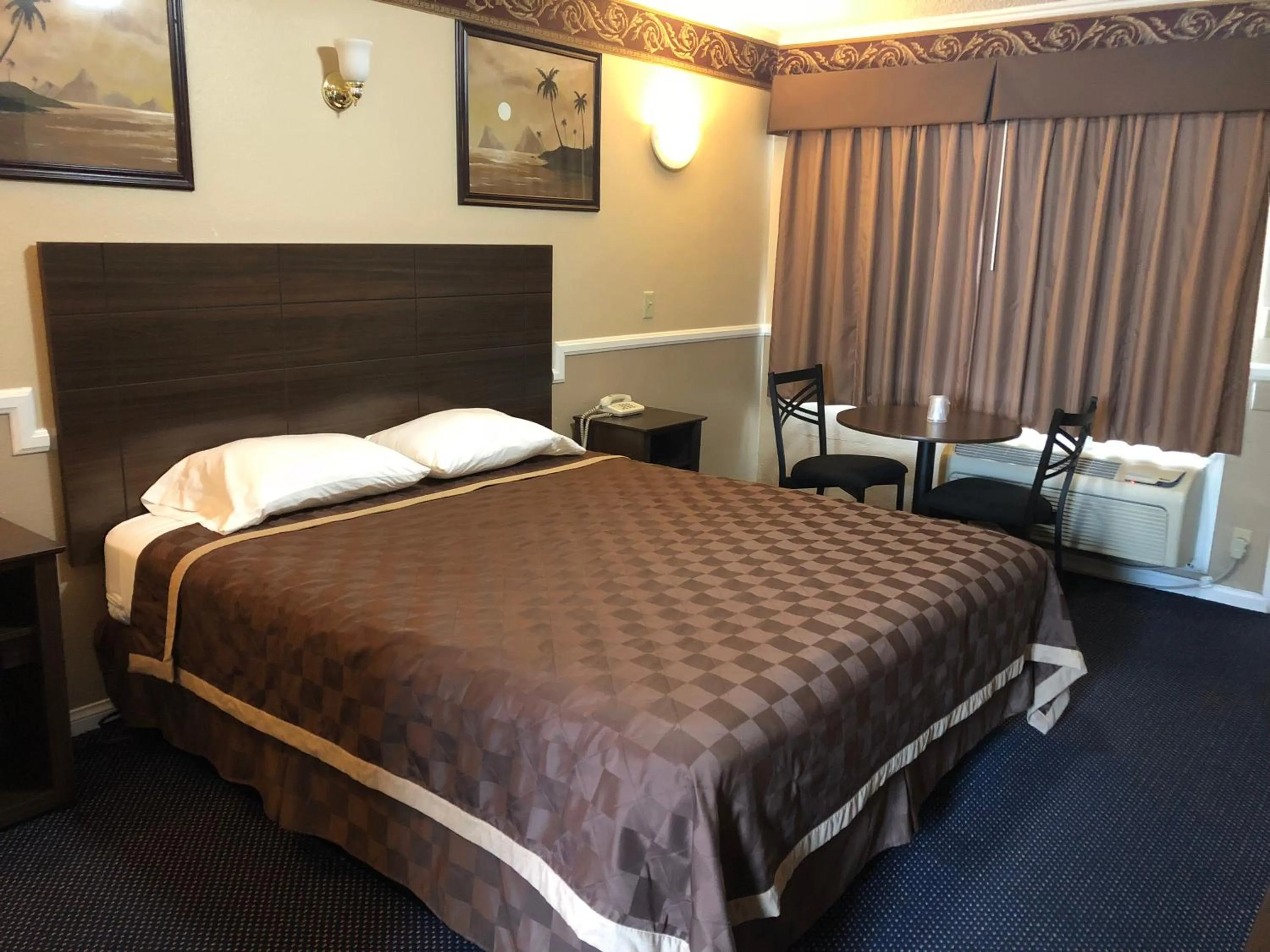 Bed in Whittier Travel Inn