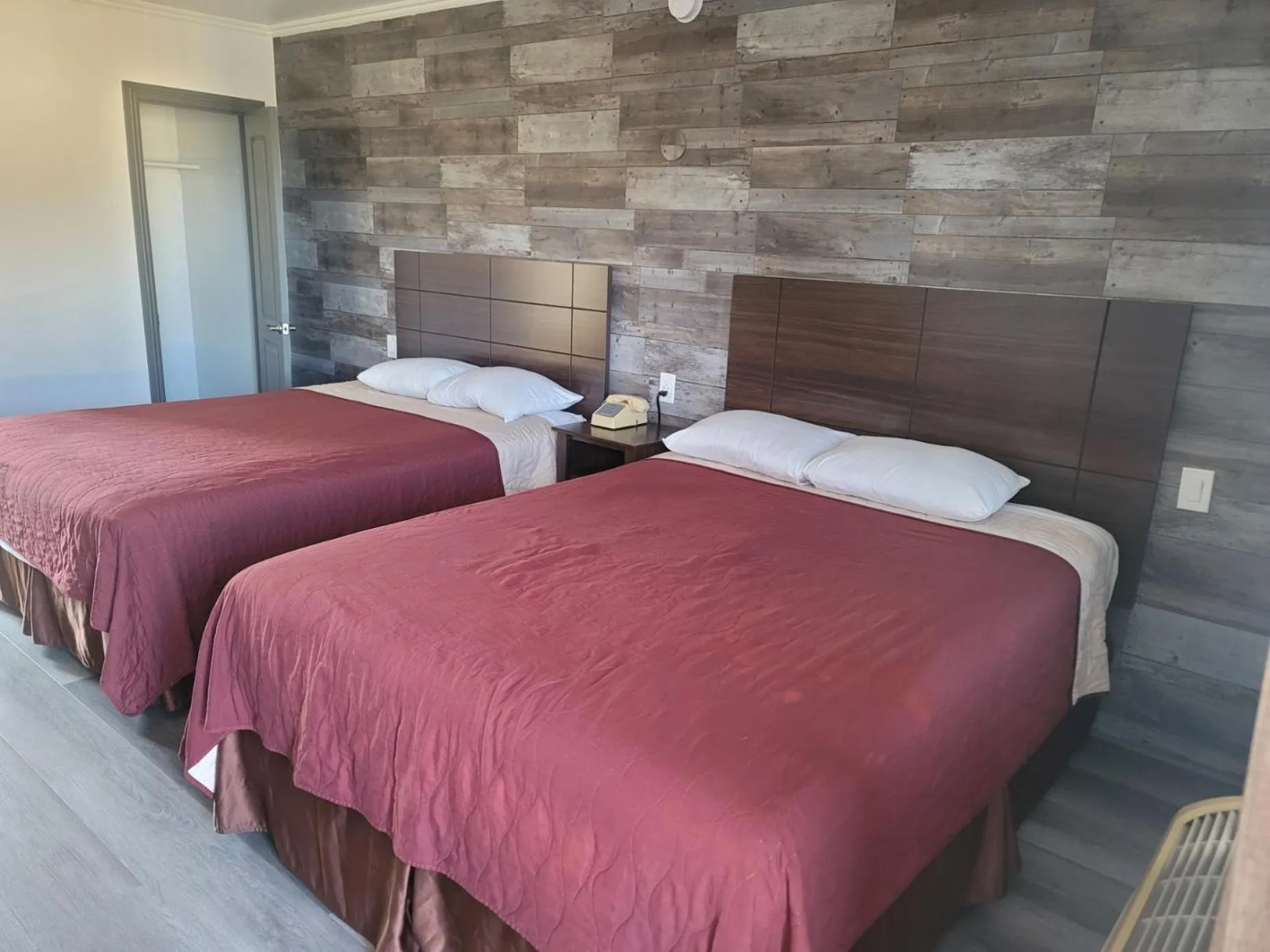 Bed in Whittier Travel Inn