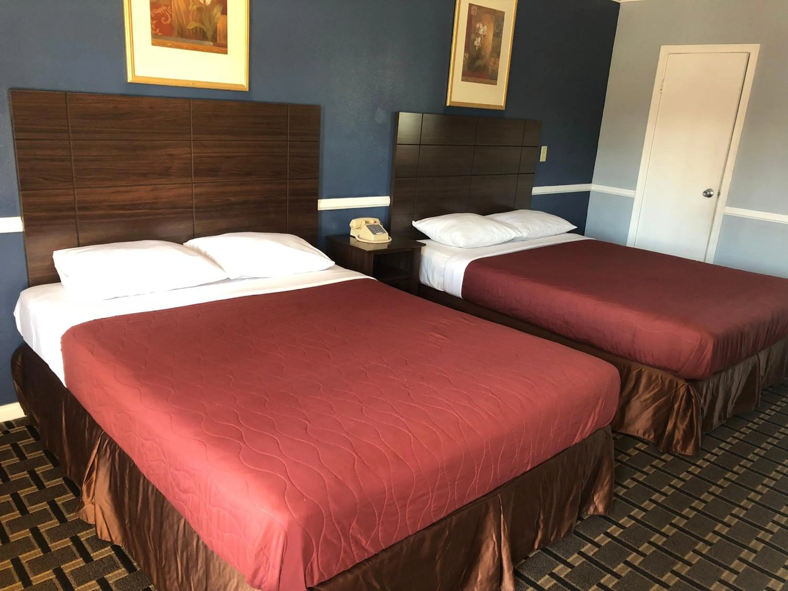 Bed in Whittier Travel Inn