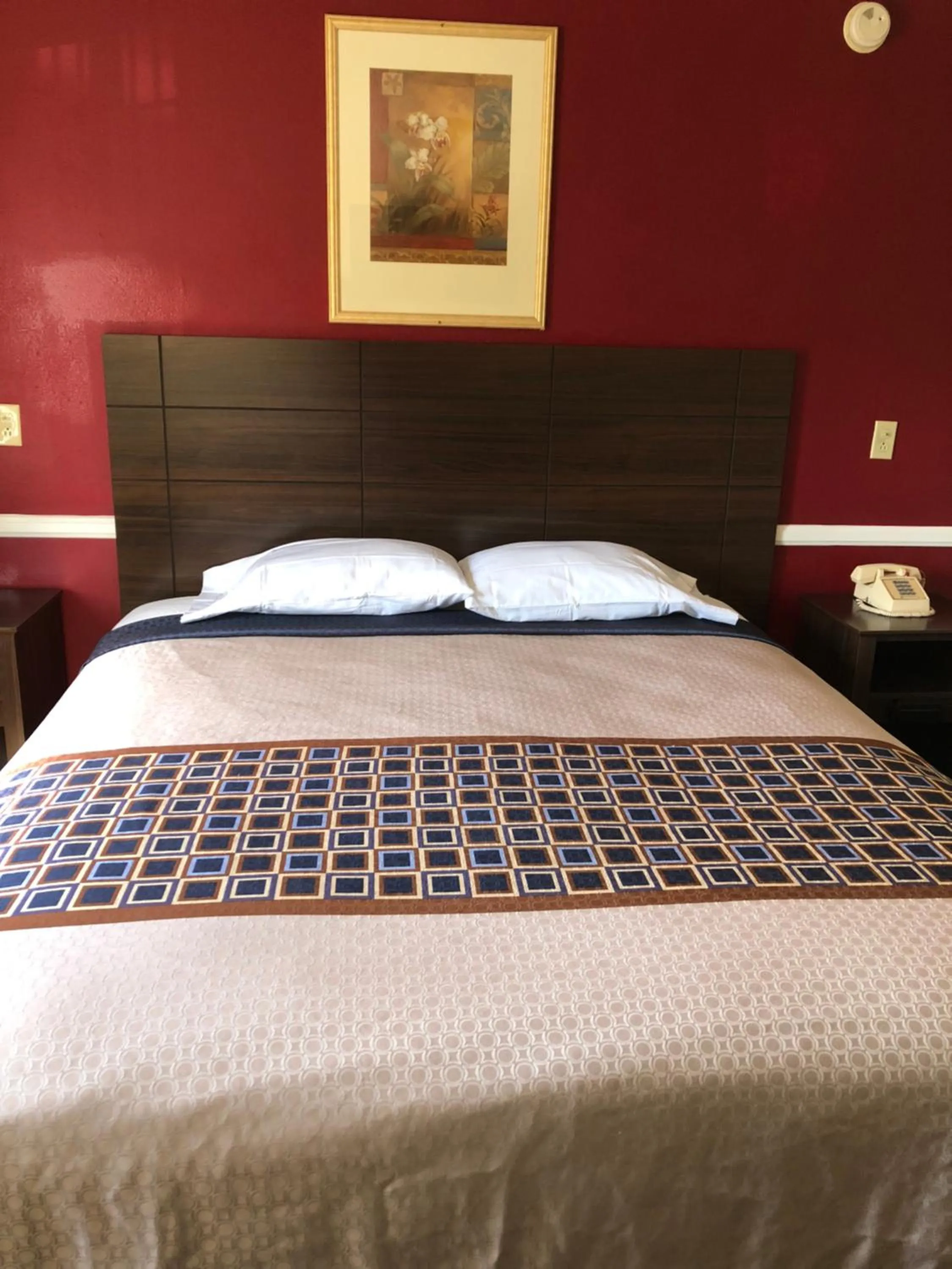 Bed in Whittier Travel Inn