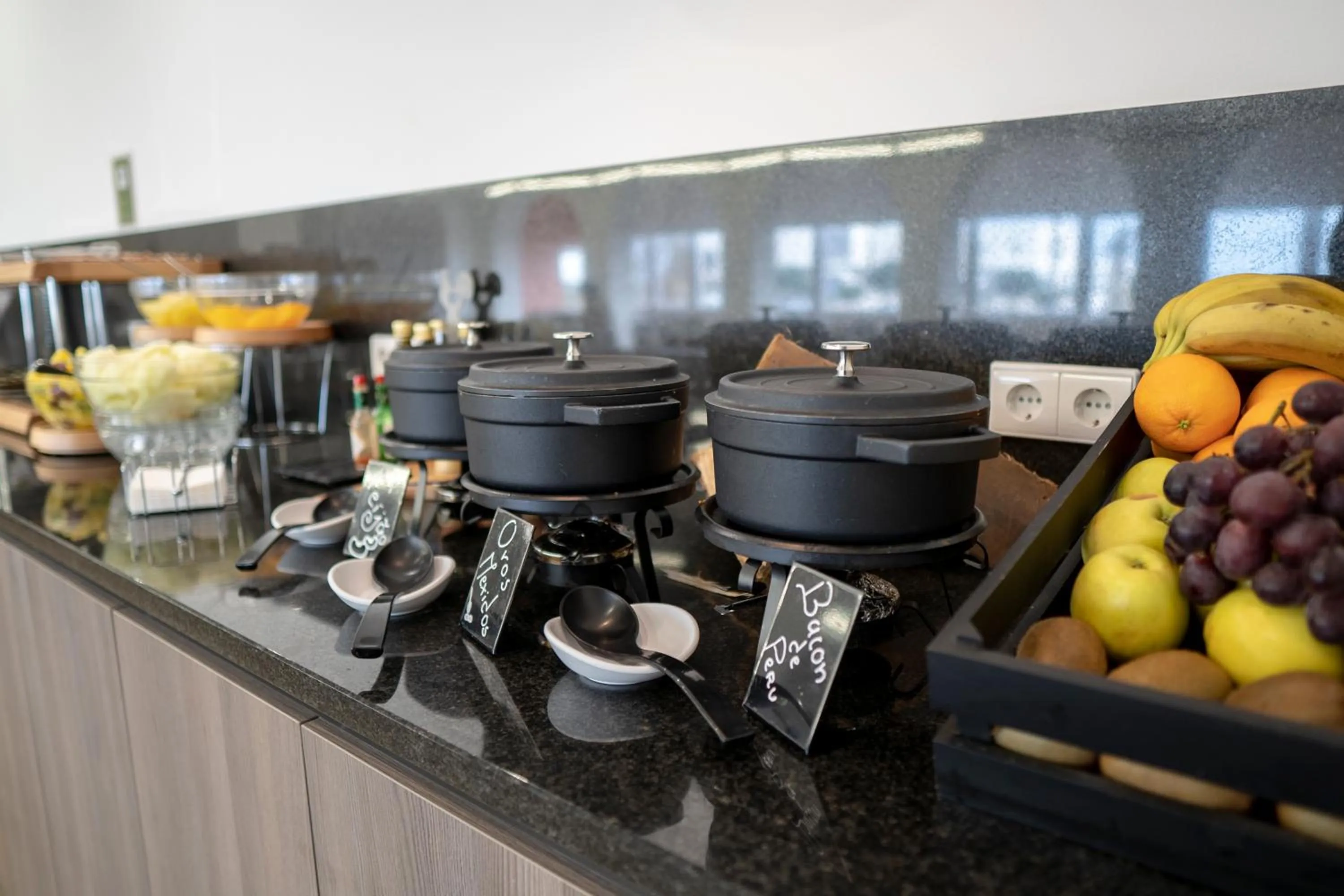 Food and drinks in THE ONE Grand Hotel da Póvoa - by MHMB Hospitality