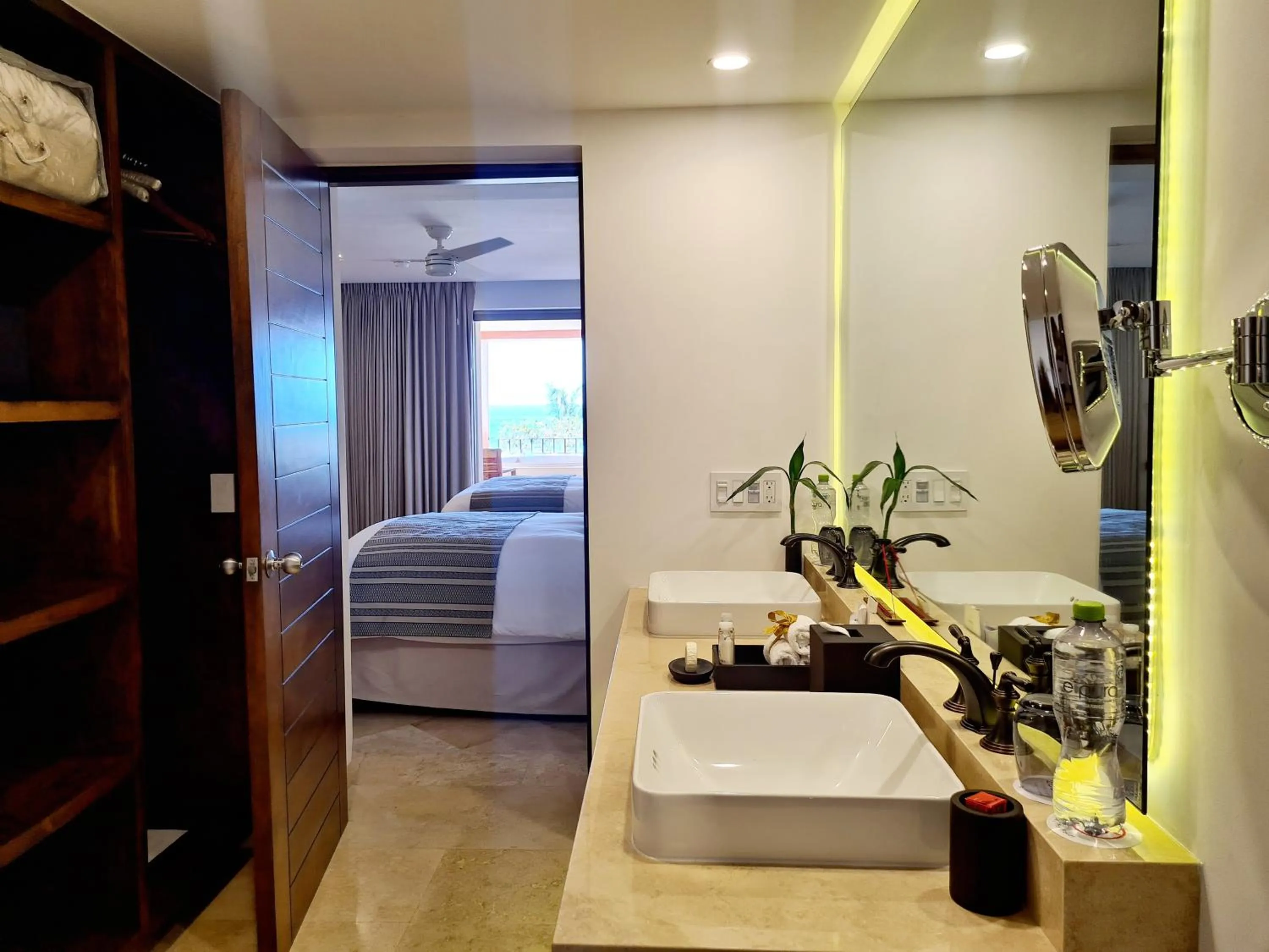 Bathroom, Bed in Zoetry Casa del Mar Los Cabos