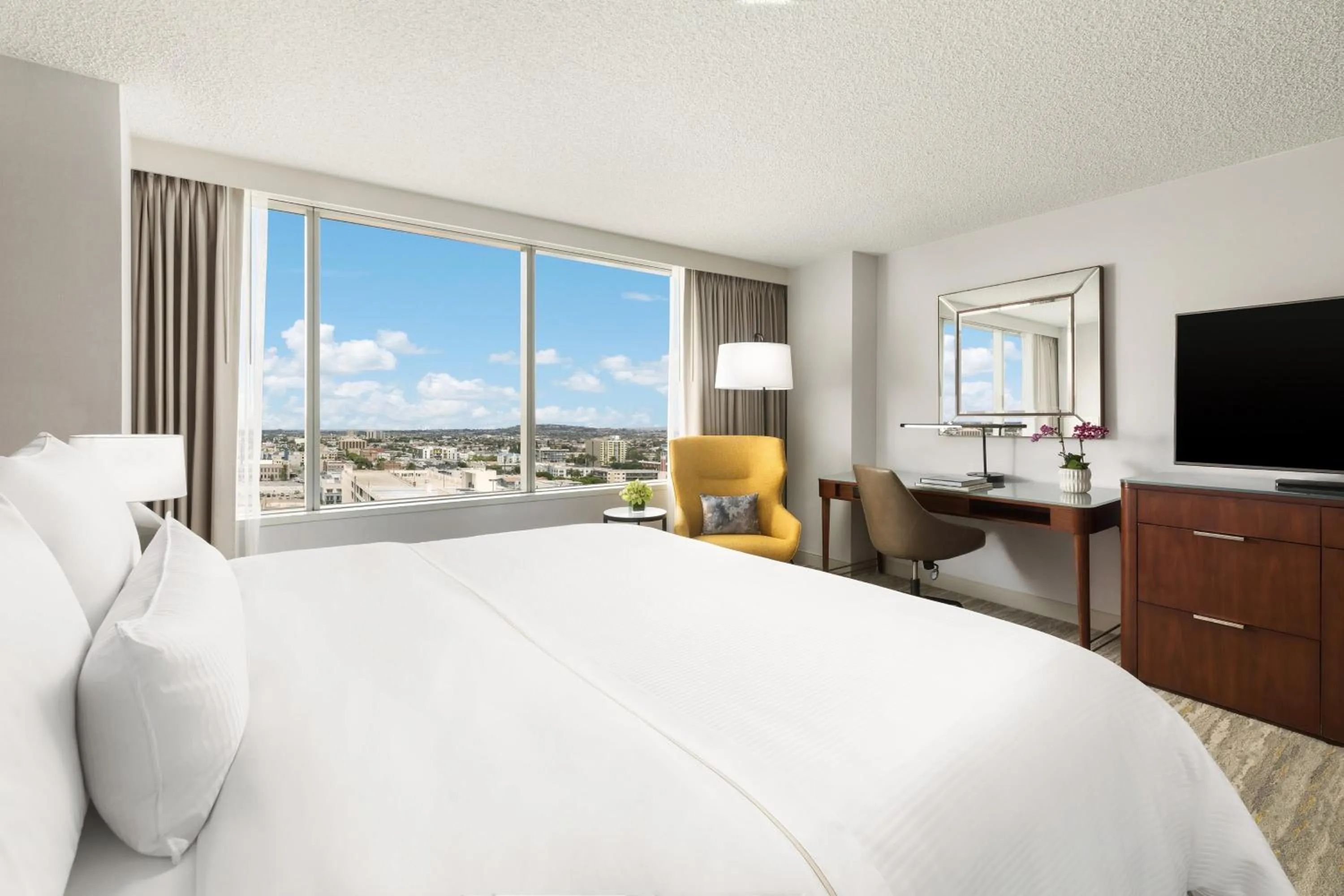 Photo of the whole room, Bed in The Westin Long Beach