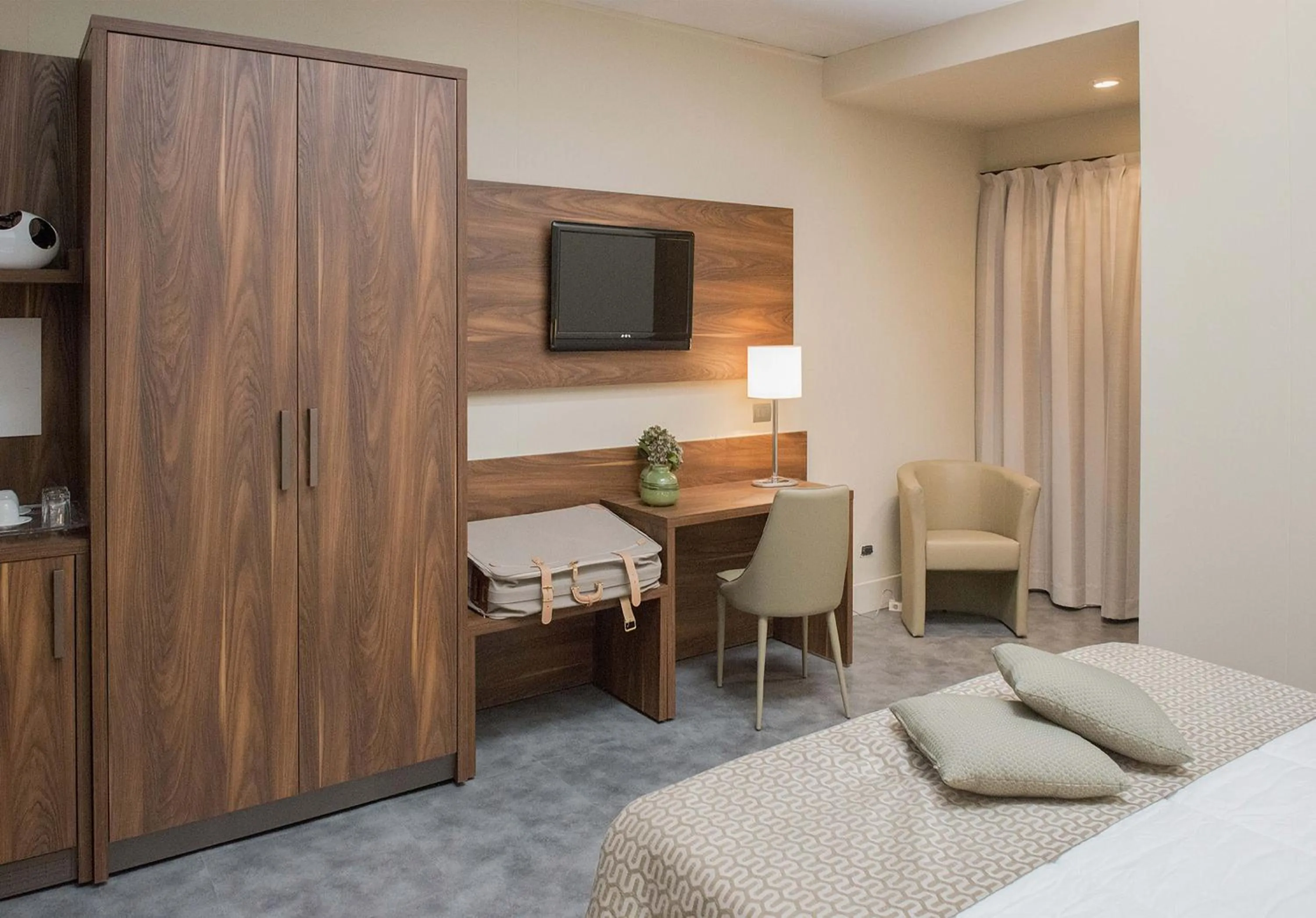 Seating area, Bed in Hotel La Falaise Bonapriso