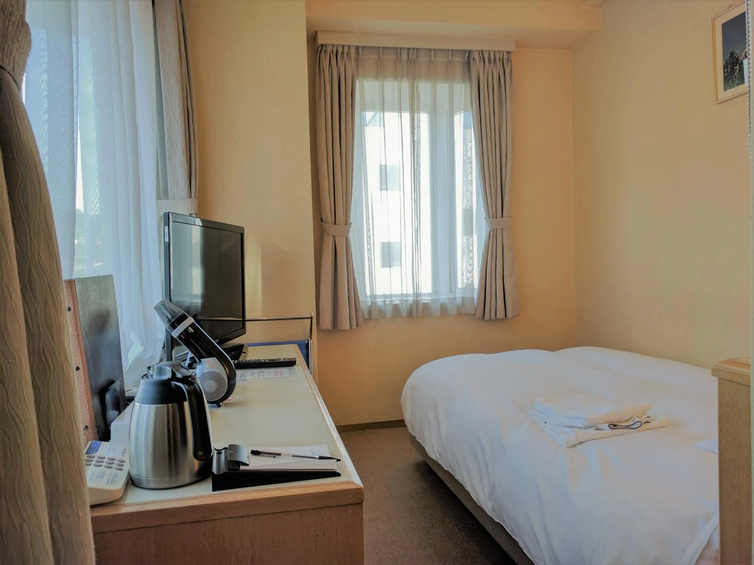 Photo of the whole room, Bed in Hotel Harbour Yokosuka