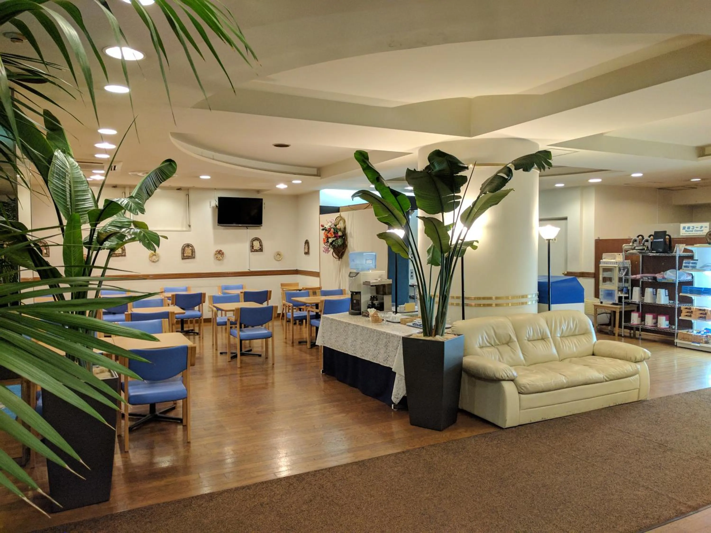 Communal lounge/ TV room in Hotel Harbour Yokosuka