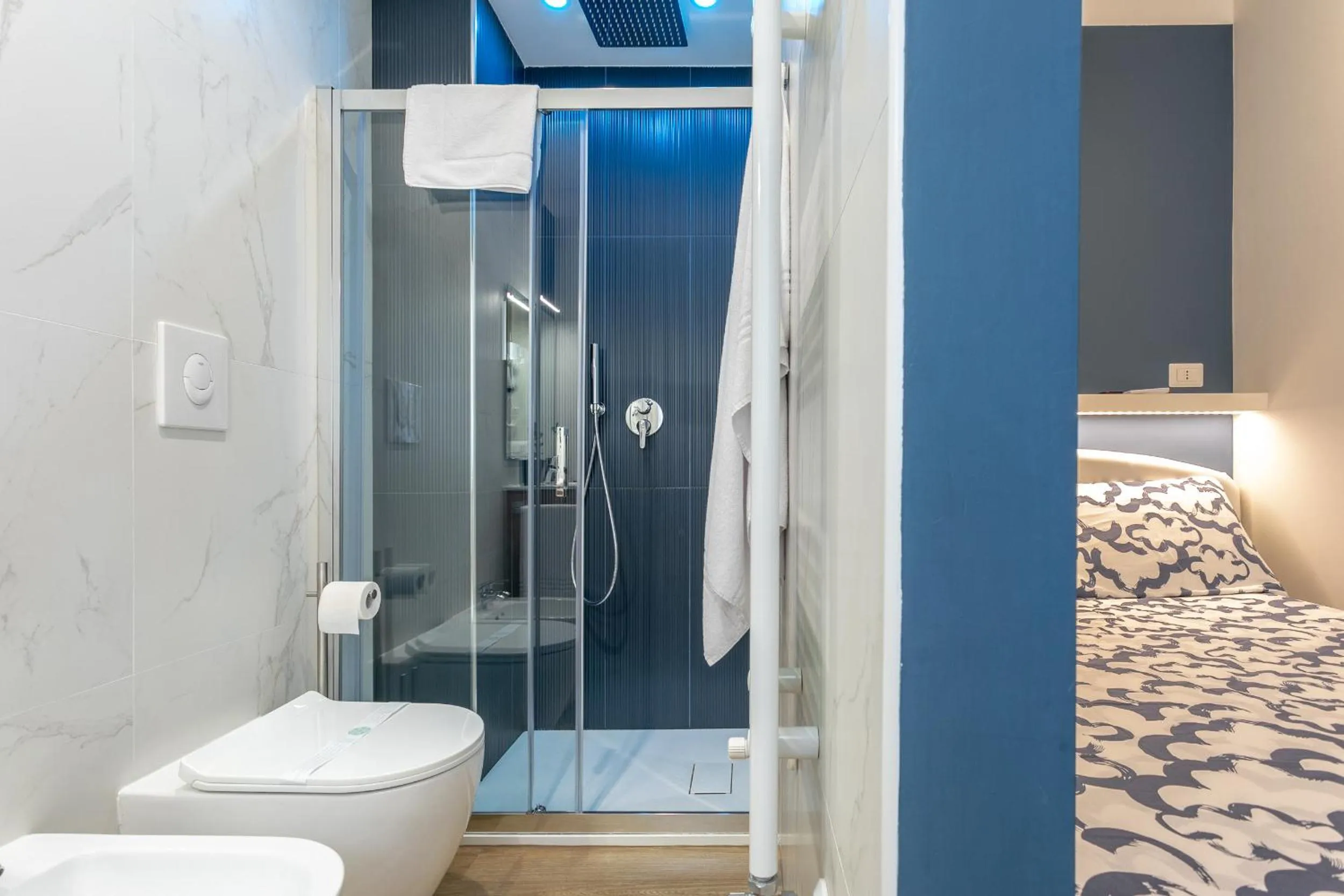 Shower, Bed in B&B Pensieri d'autore - Parcheggio e Self Check-in