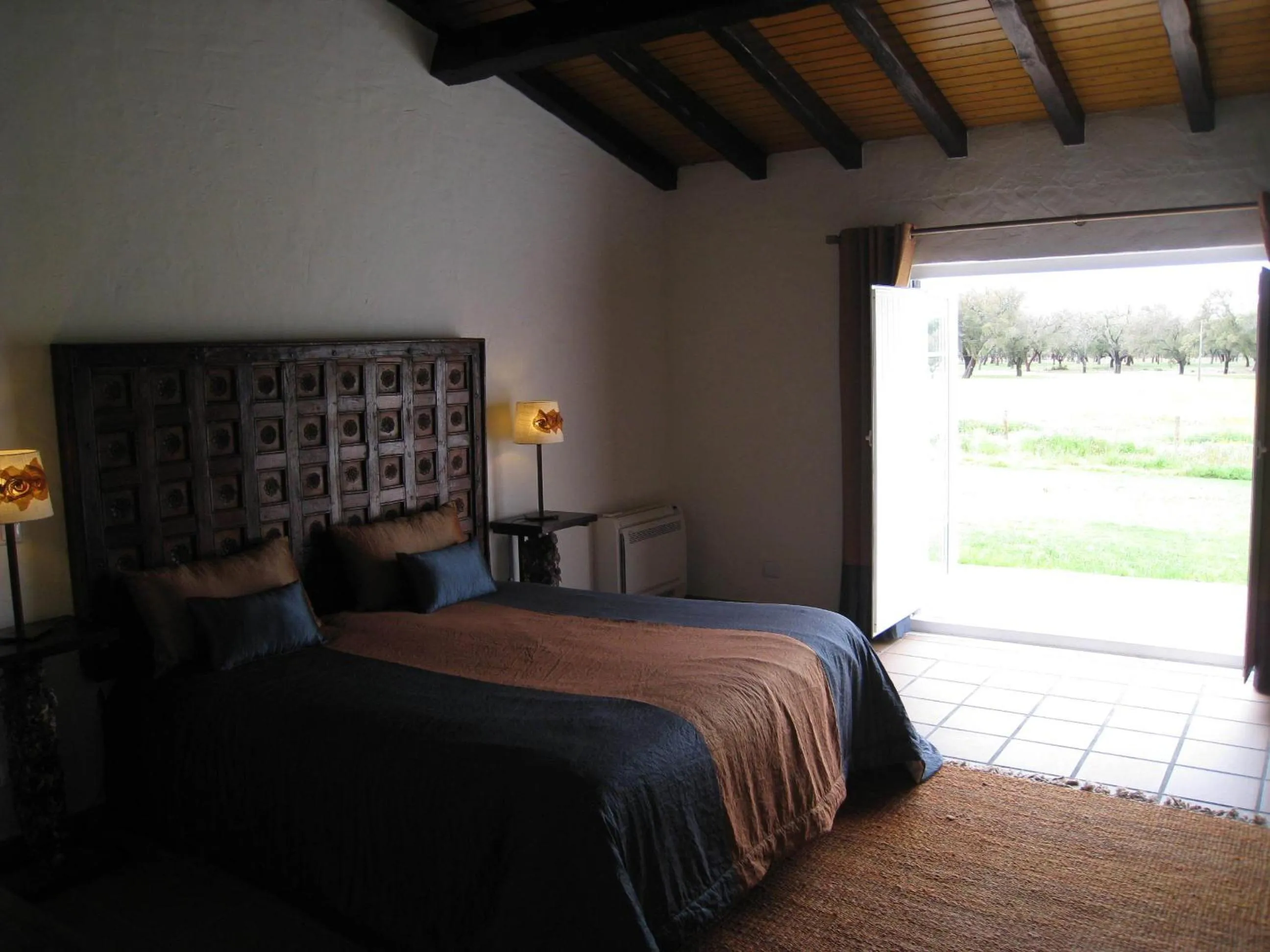 Bed in Monte das Faias Cork Farm Hotel