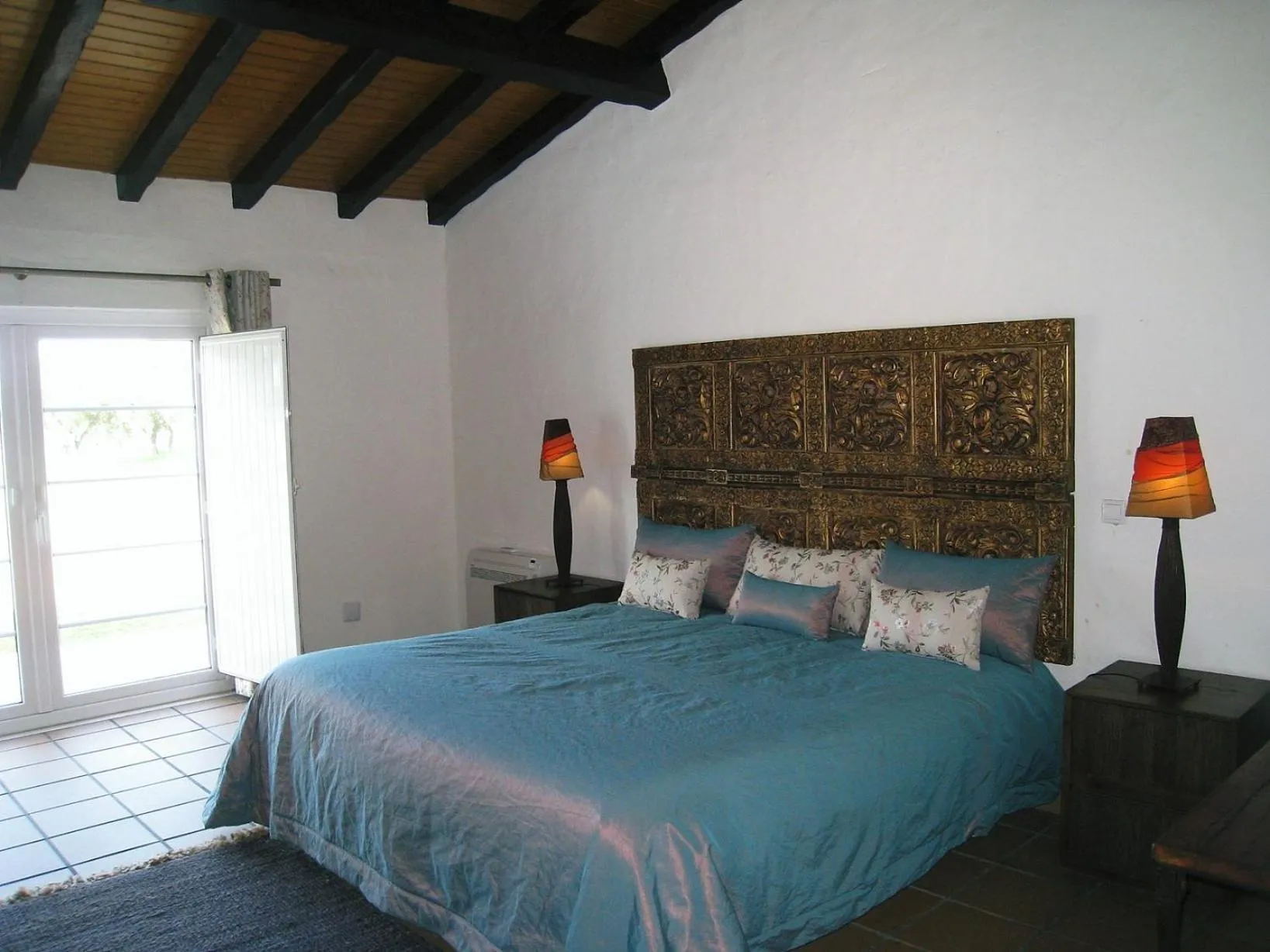 Bed in Monte das Faias Cork Farm Hotel