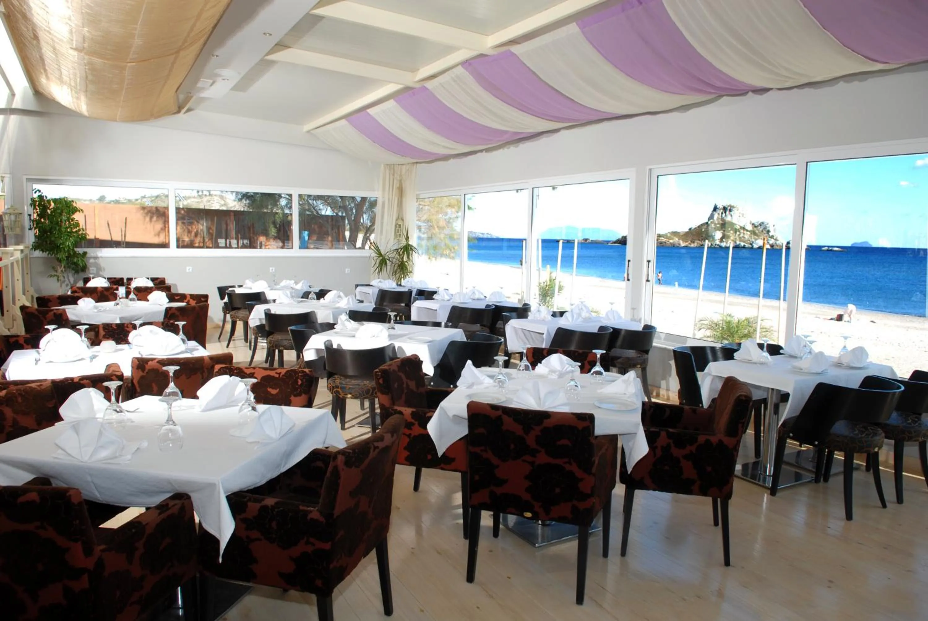 Restaurant/places to eat in Sacallis Inn Beach Hotel