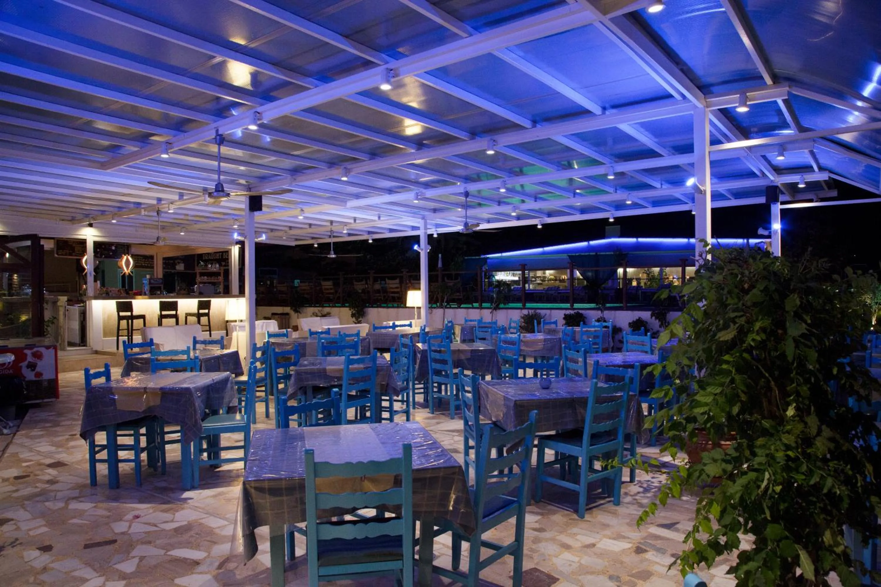 Restaurant/places to eat in Sacallis Inn Beach Hotel