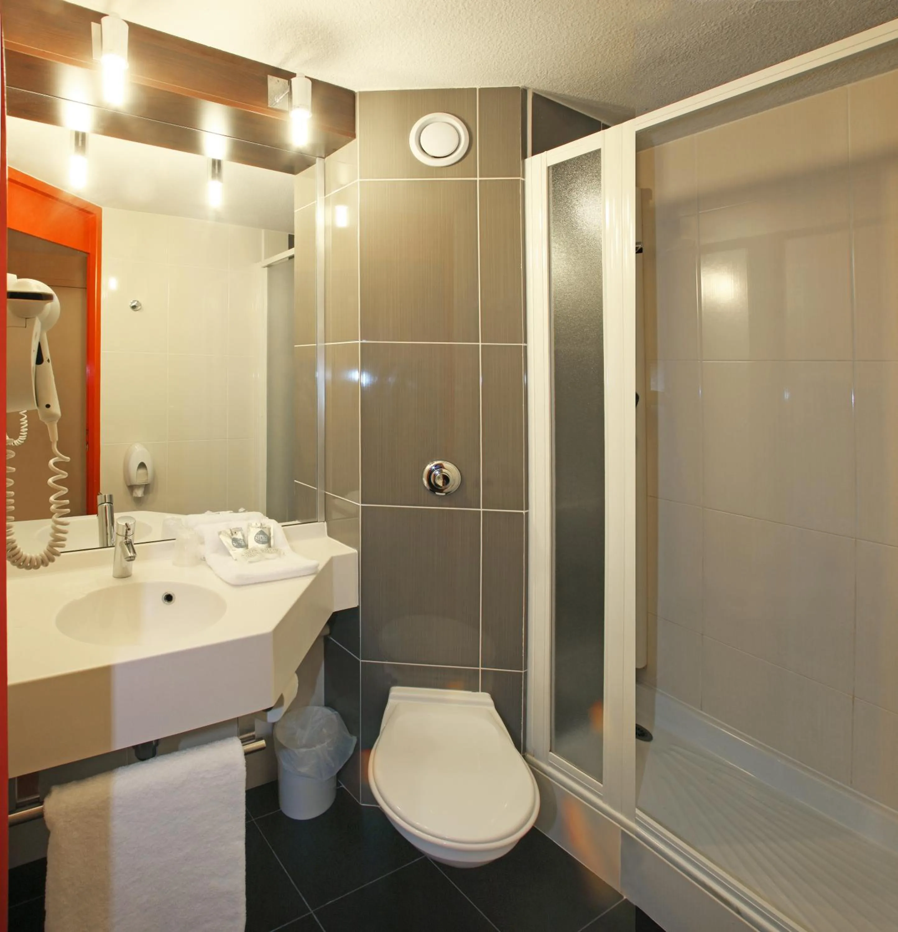 Shower in Hotel Inn Design Poitiers Sud
