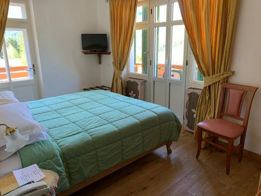 Bedroom, Bed in Hotel Serena Cortina