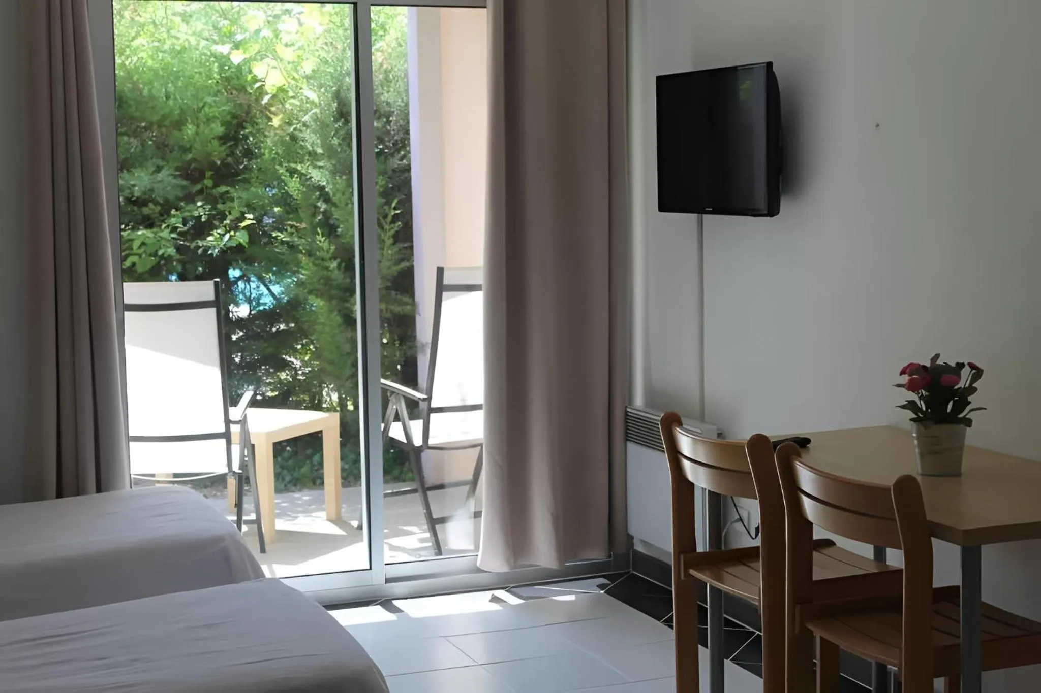 View (from property/room), Bed in Les Canyons du Verdon