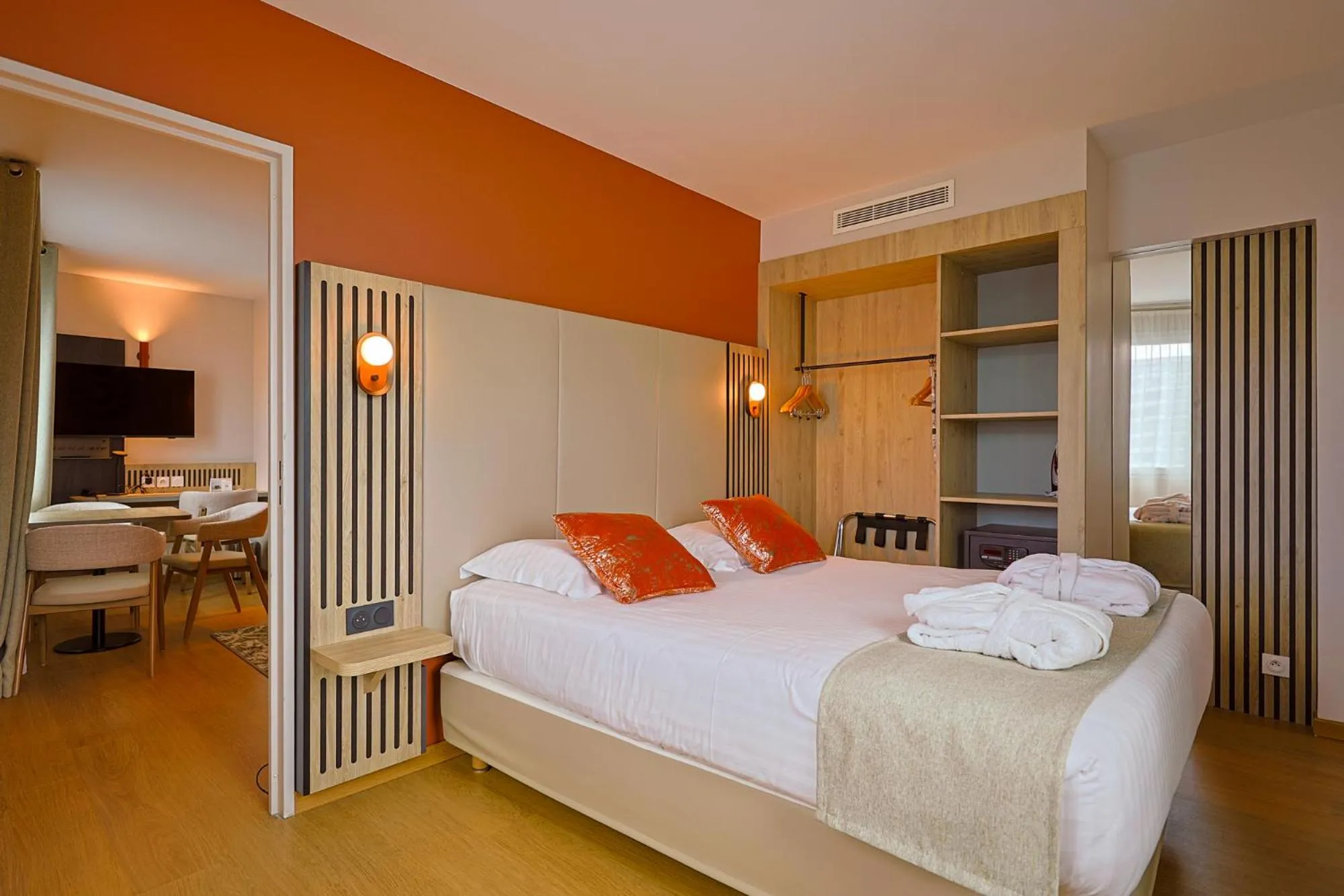 Photo of the whole room, Bed in Seven Urban Suites Nantes Centre