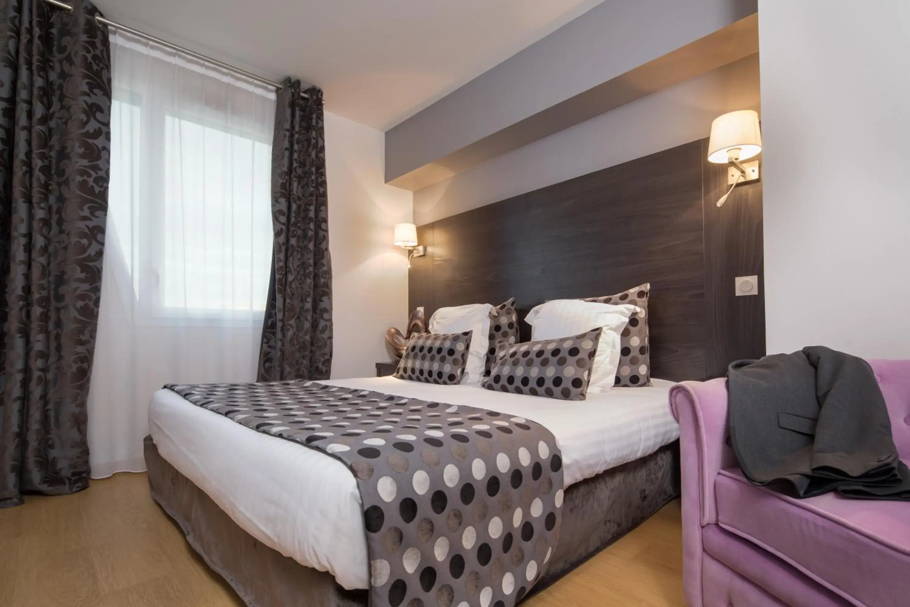 Photo of the whole room, Bed in Seven Urban Suites Nantes Centre Photo of the whole room, Bed in Seven Urban Suites Nantes Centre