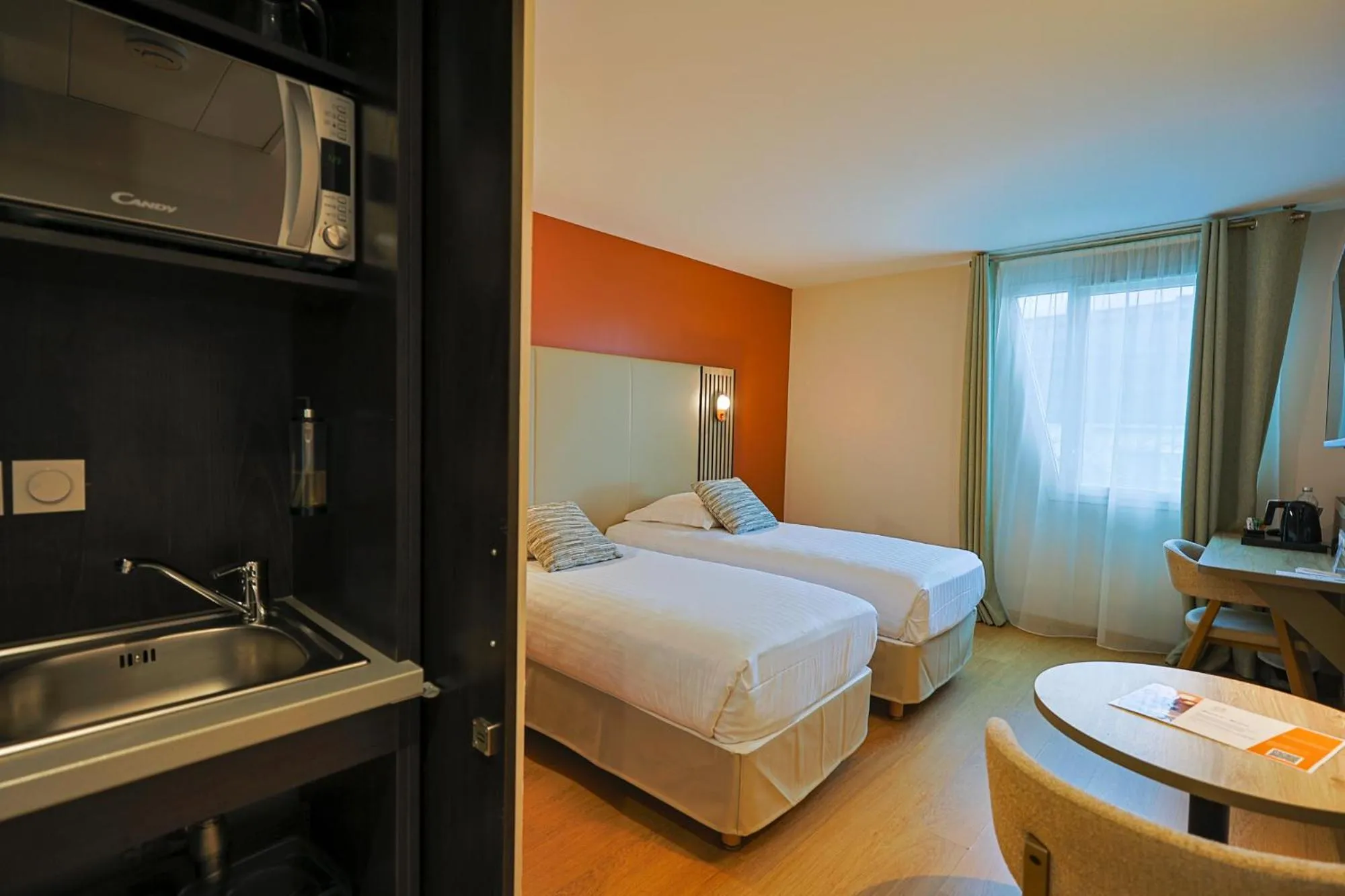 Kitchen or kitchenette, Bed in Seven Urban Suites Nantes Centre