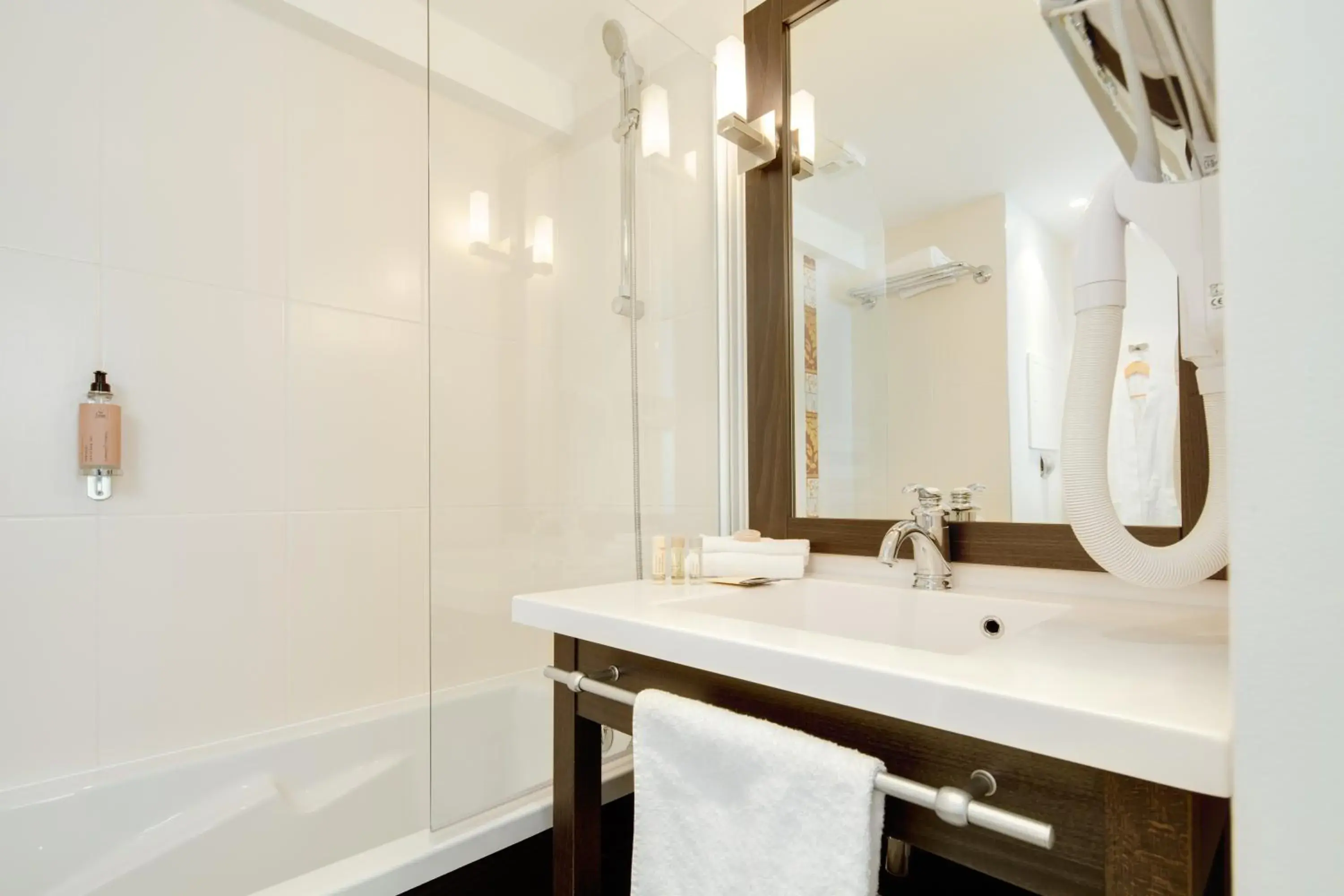 Standard Double Room in Seven Urban Suites Nantes Centre Standard Double Room in Seven Urban Suites Nantes Centre