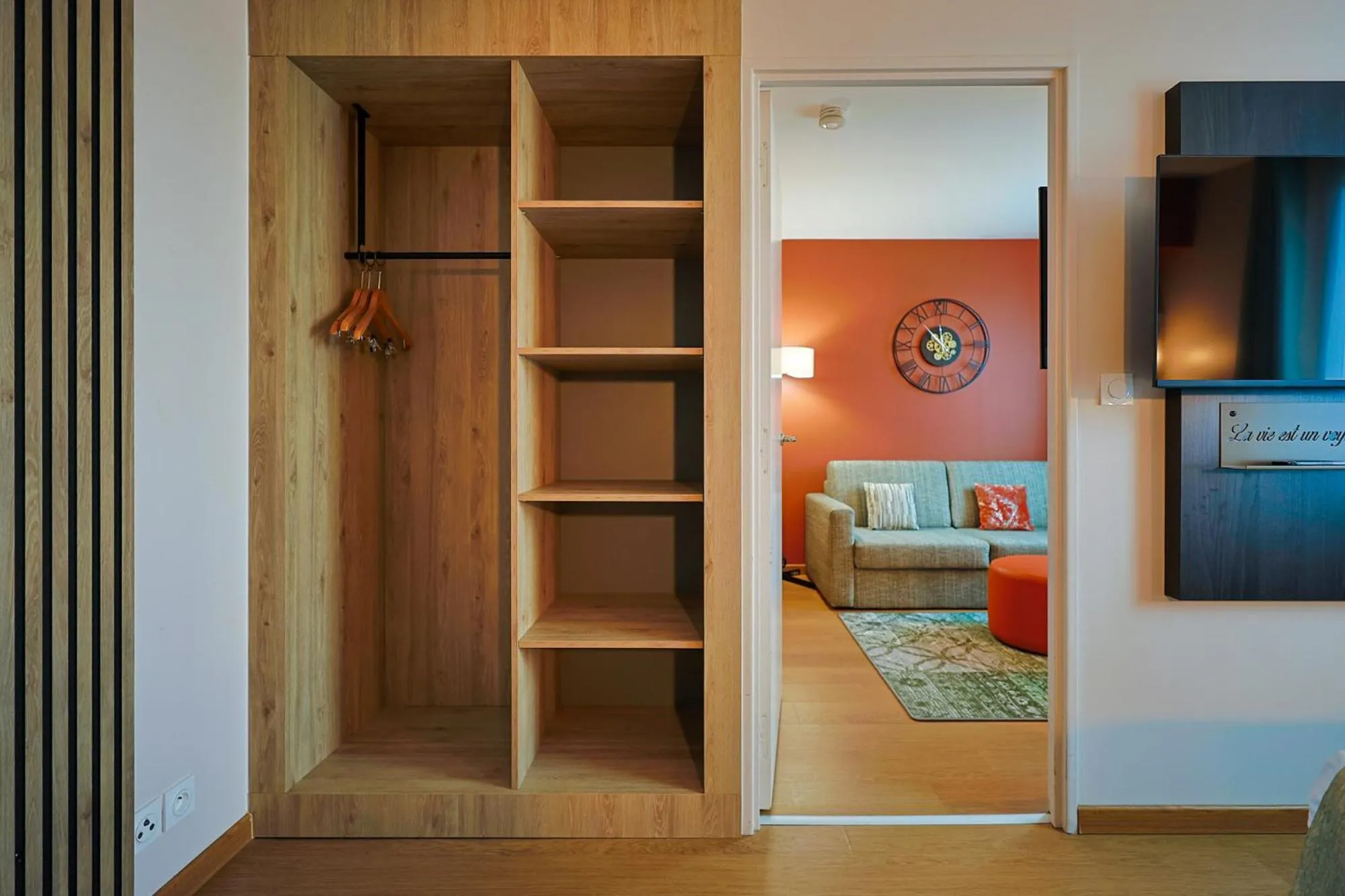 wardrobe in Seven Urban Suites Nantes Centre