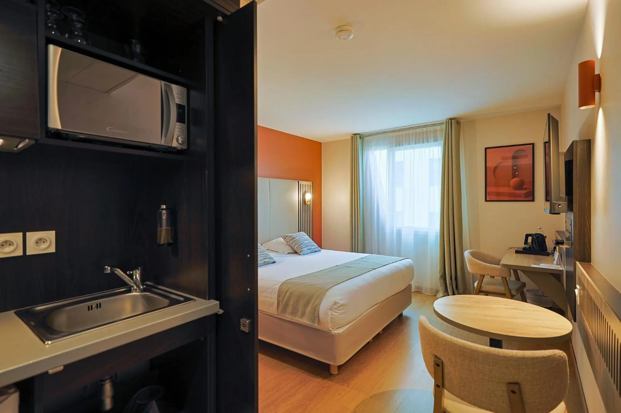 Kitchen or kitchenette, Bed in Seven Urban Suites Nantes Centre