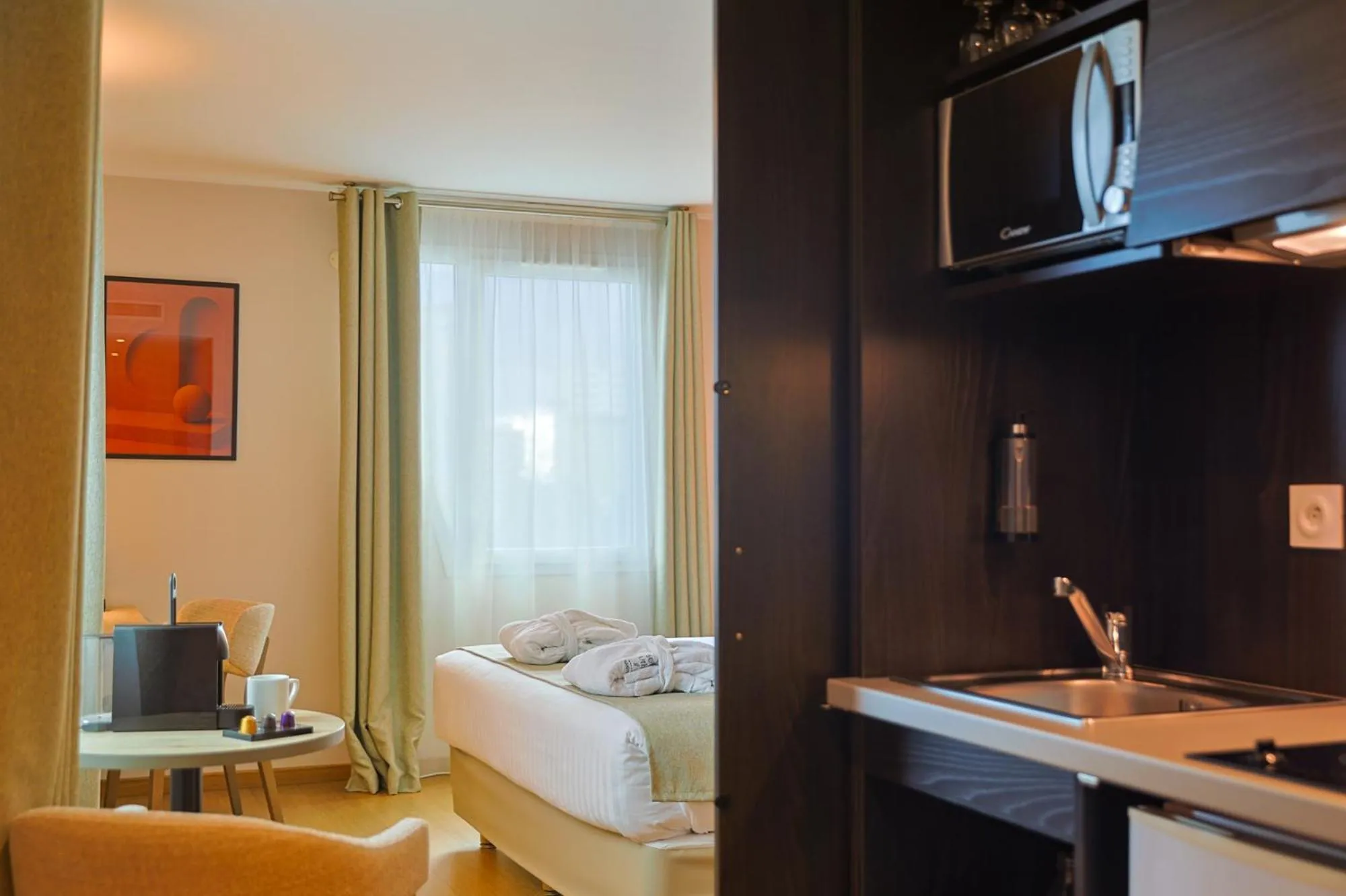 Kitchen or kitchenette, Bed in Seven Urban Suites Nantes Centre