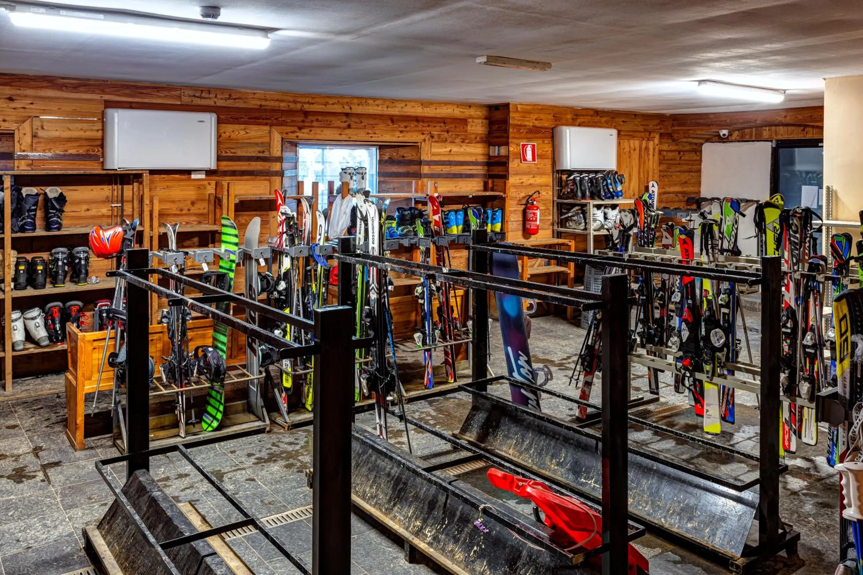 Skiing in Hotel Mondolé - Azzurro Club