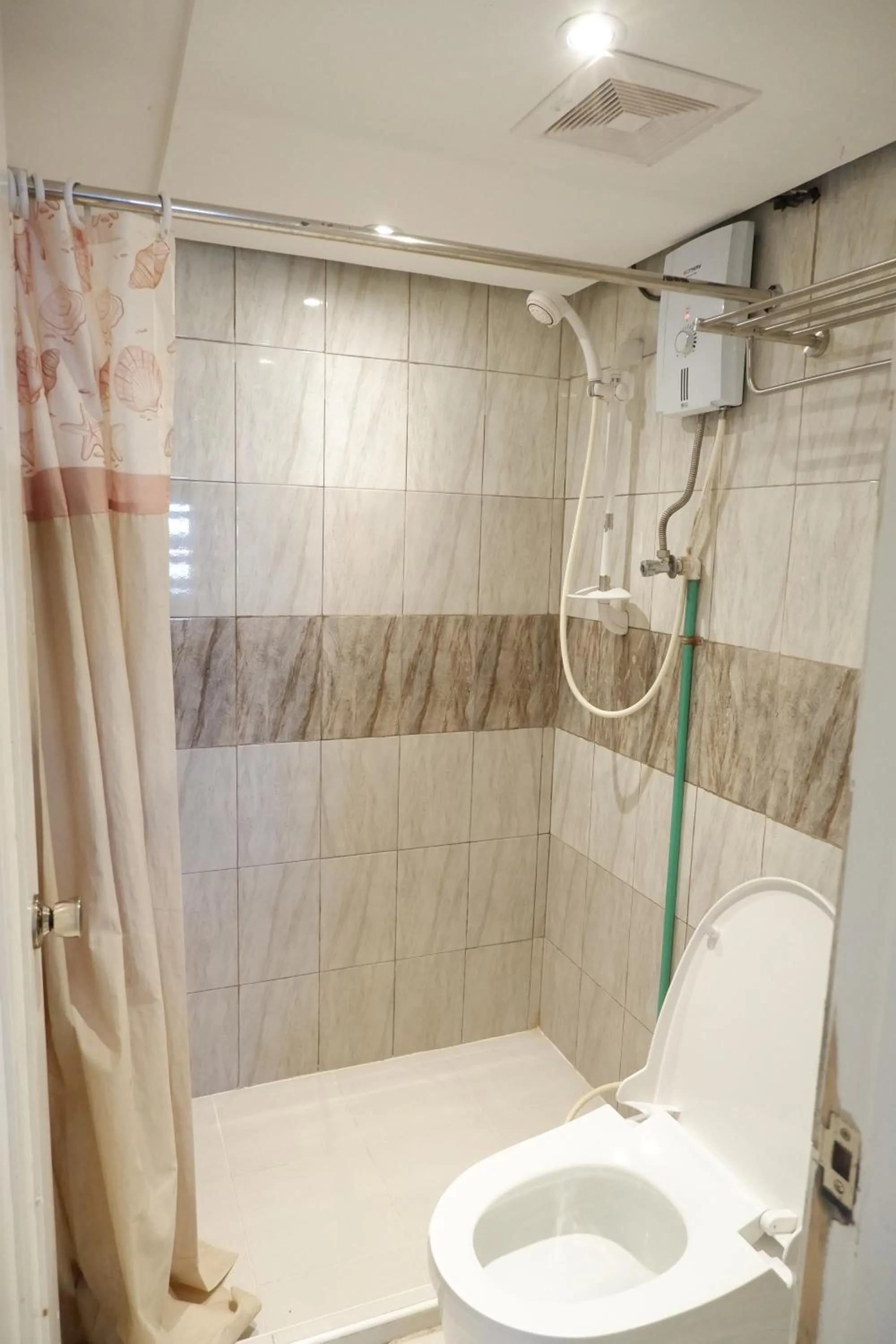 Shower in Sunset View Ridge Residences