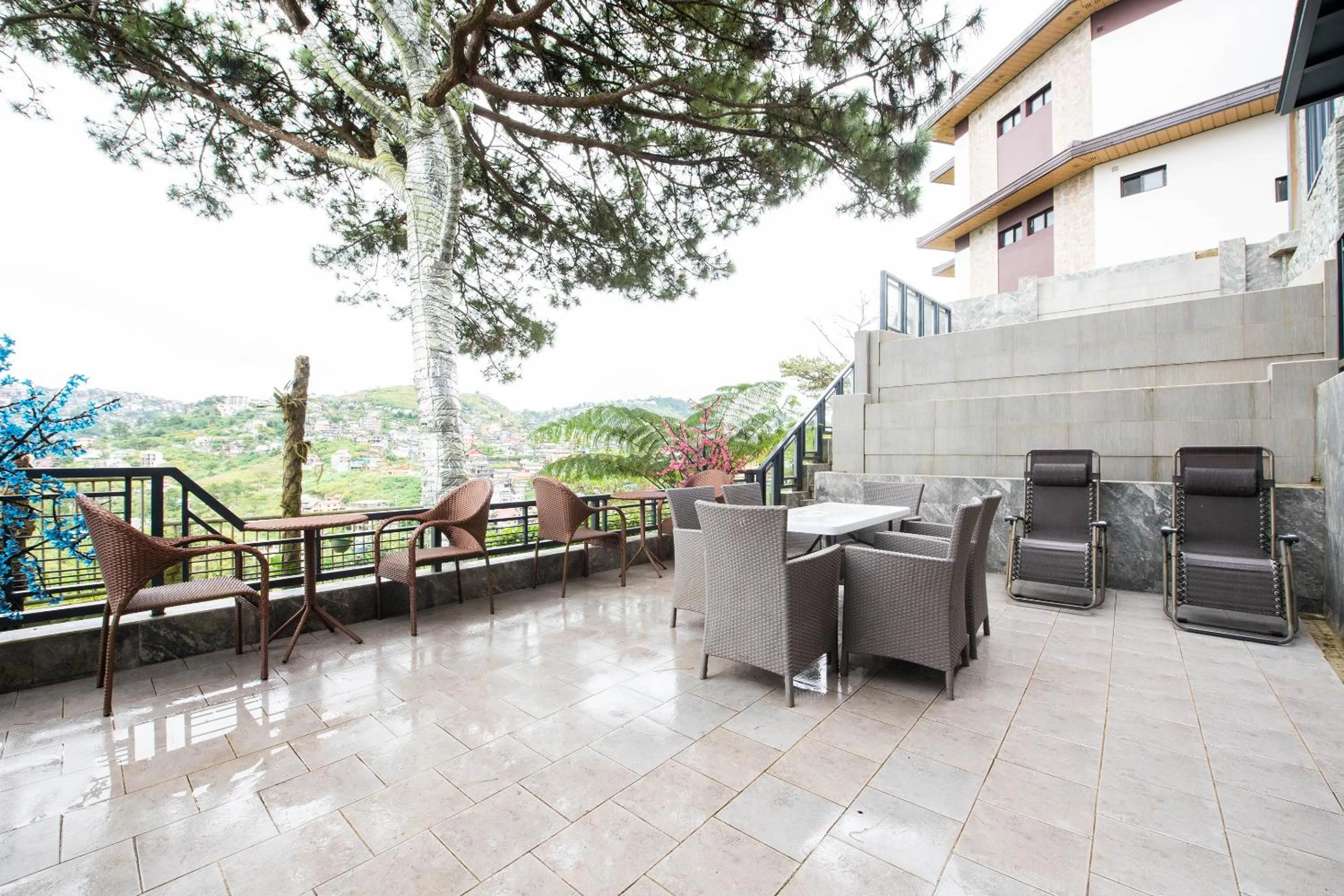 Restaurant/places to eat in Sunset View Ridge Residences