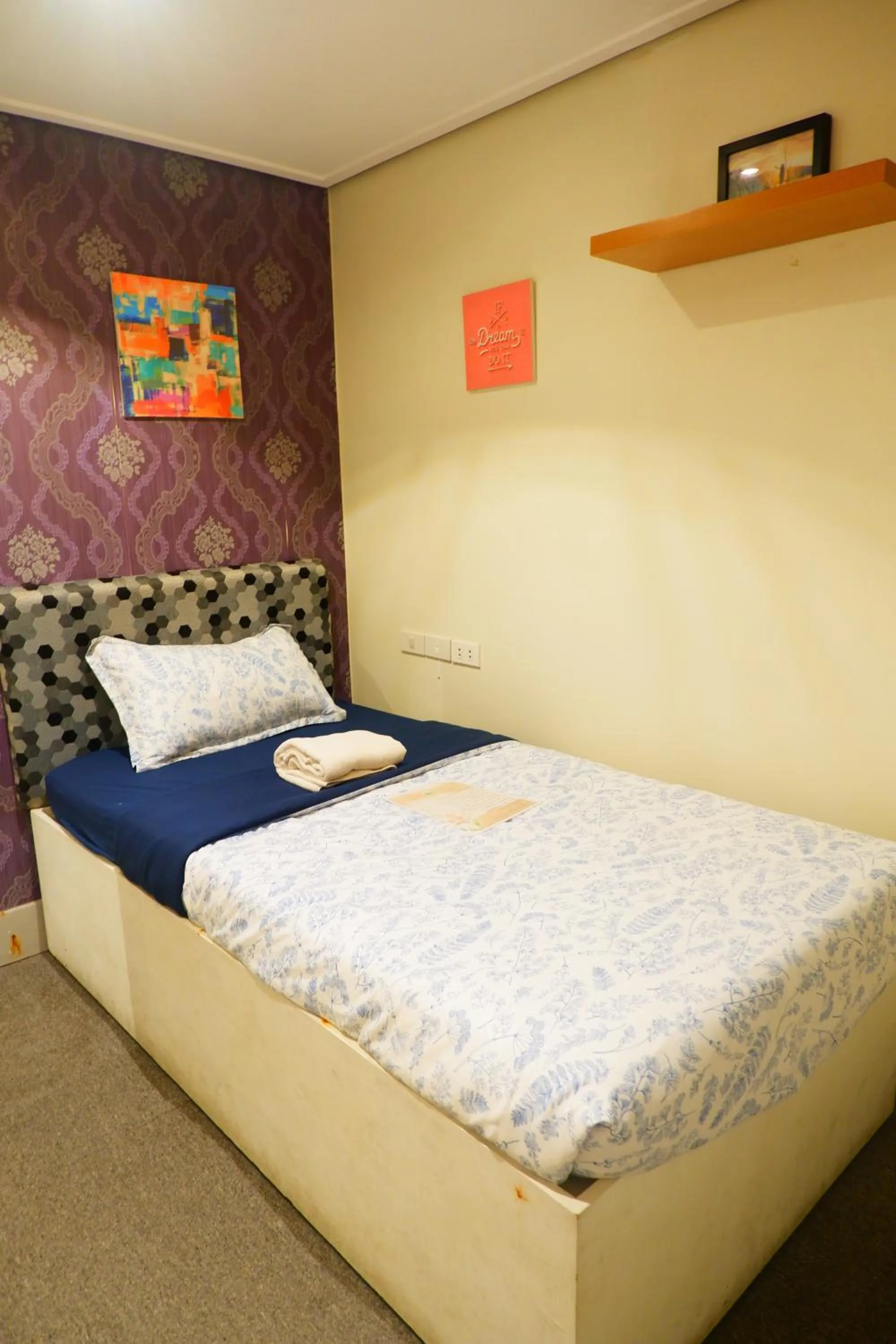 Bed in Sunset View Ridge Residences