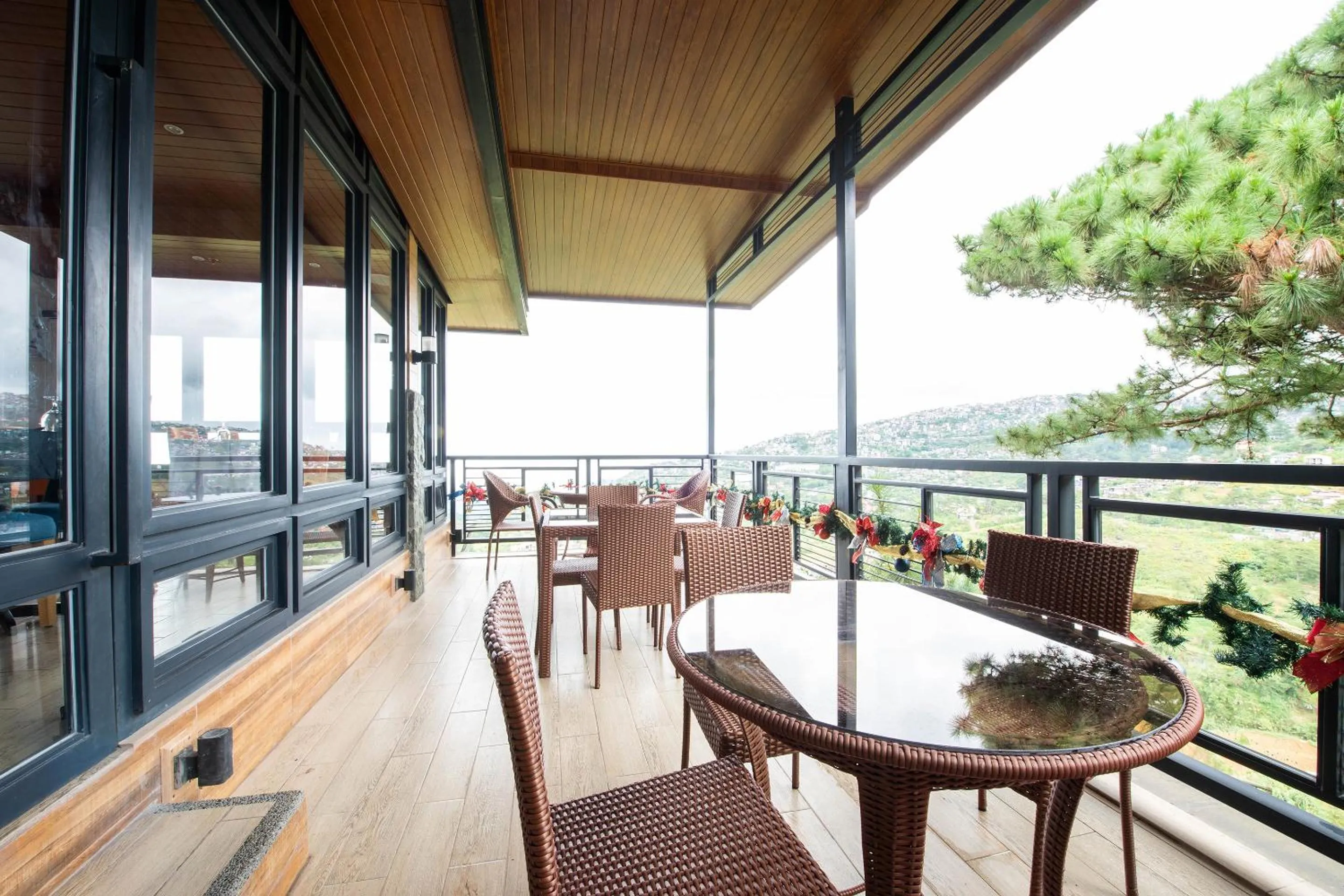 Restaurant/places to eat in Sunset View Ridge Residences