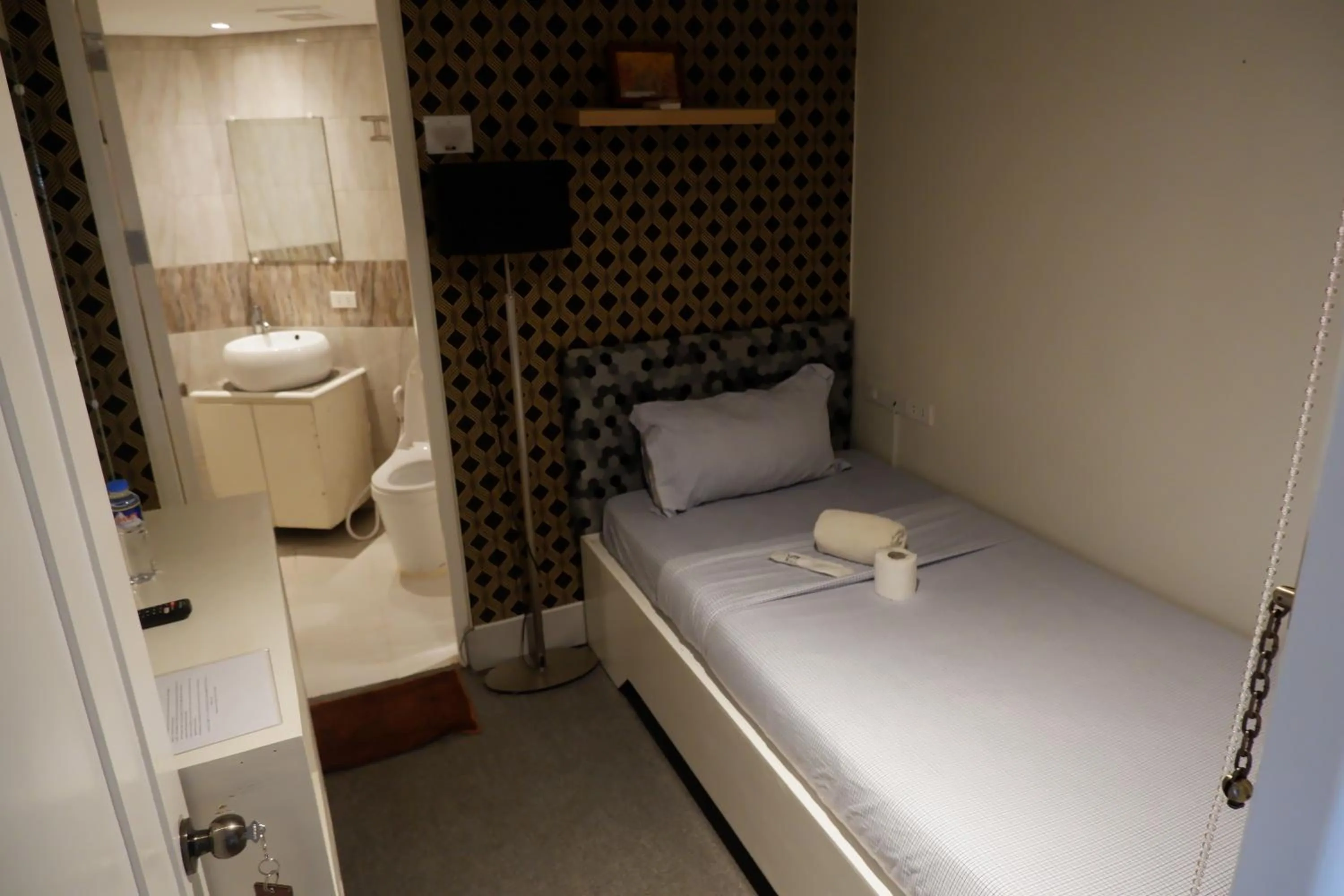 Bed in Sunset View Ridge Residences