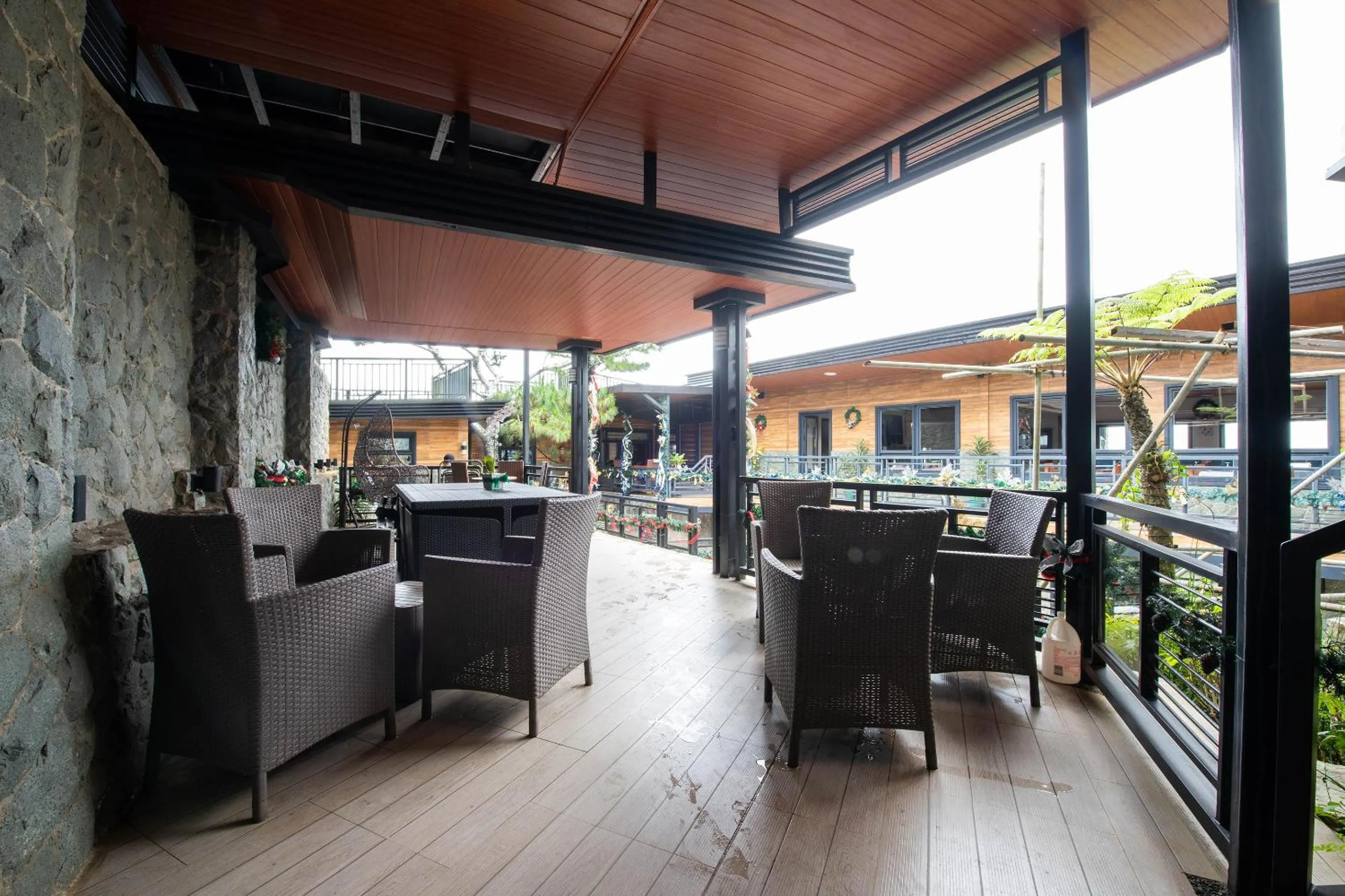 Restaurant/places to eat in Sunset View Ridge Residences