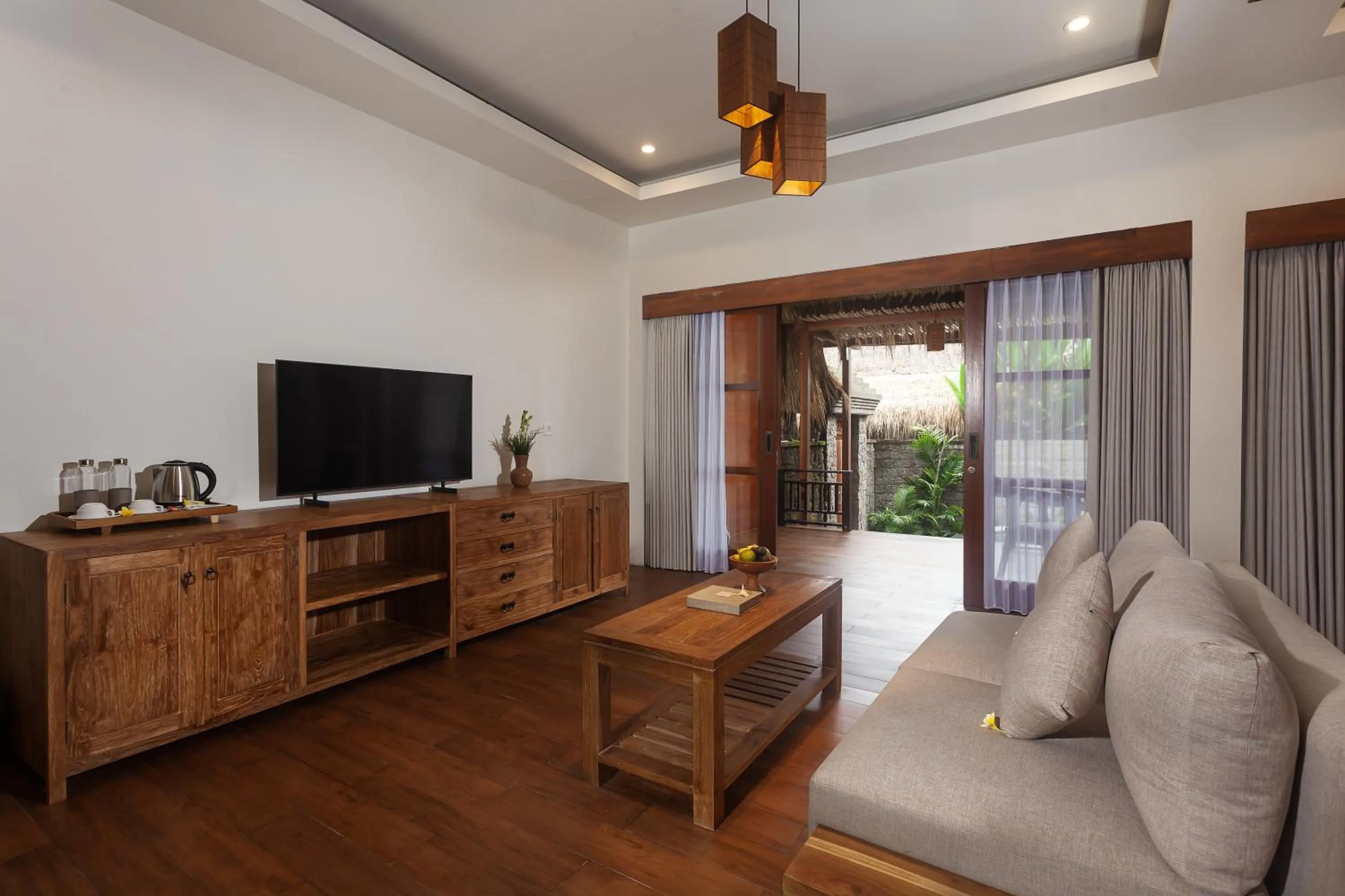 TV and multimedia in Manah Shanti Suites by GenuineHost