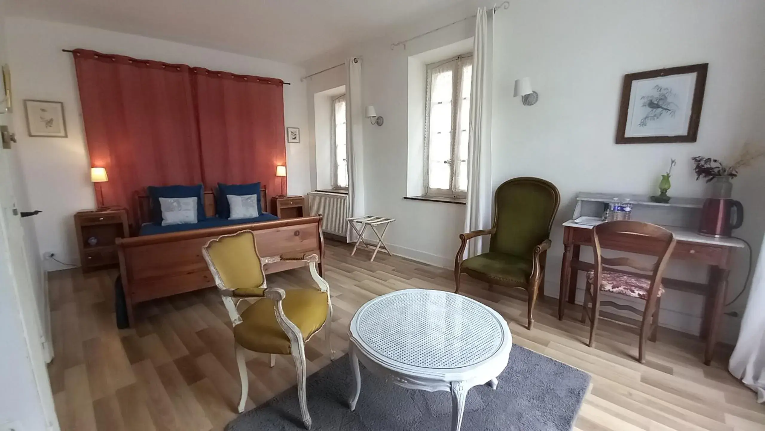 Deluxe Double Room with Balcony in Maison Rives - Village du Livre de Montolieu Deluxe Double Room with Balcony in Maison Rives - Village du Livre de Montolieu