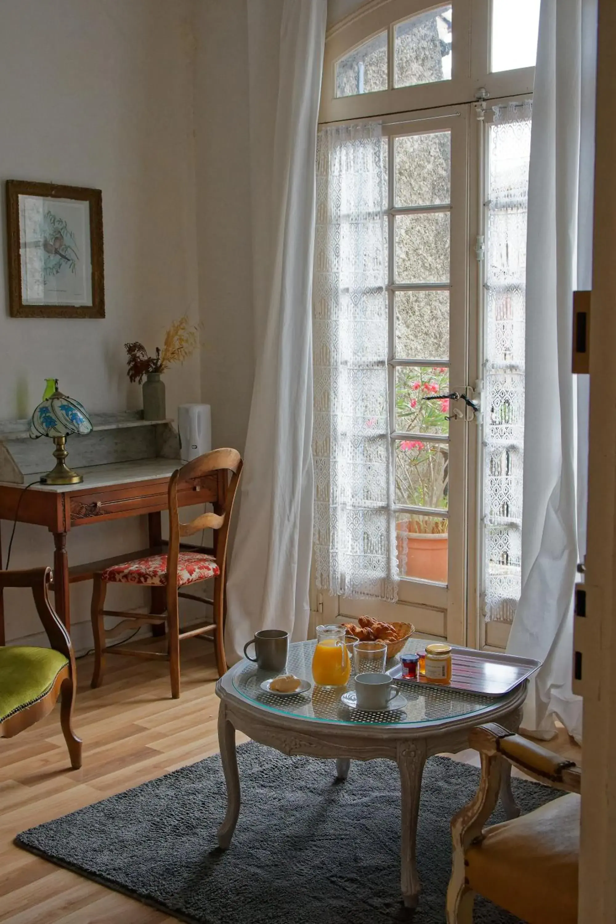 Deluxe Double Room with Balcony in Maison Rives - Village du Livre de Montolieu Deluxe Double Room with Balcony in Maison Rives - Village du Livre de Montolieu